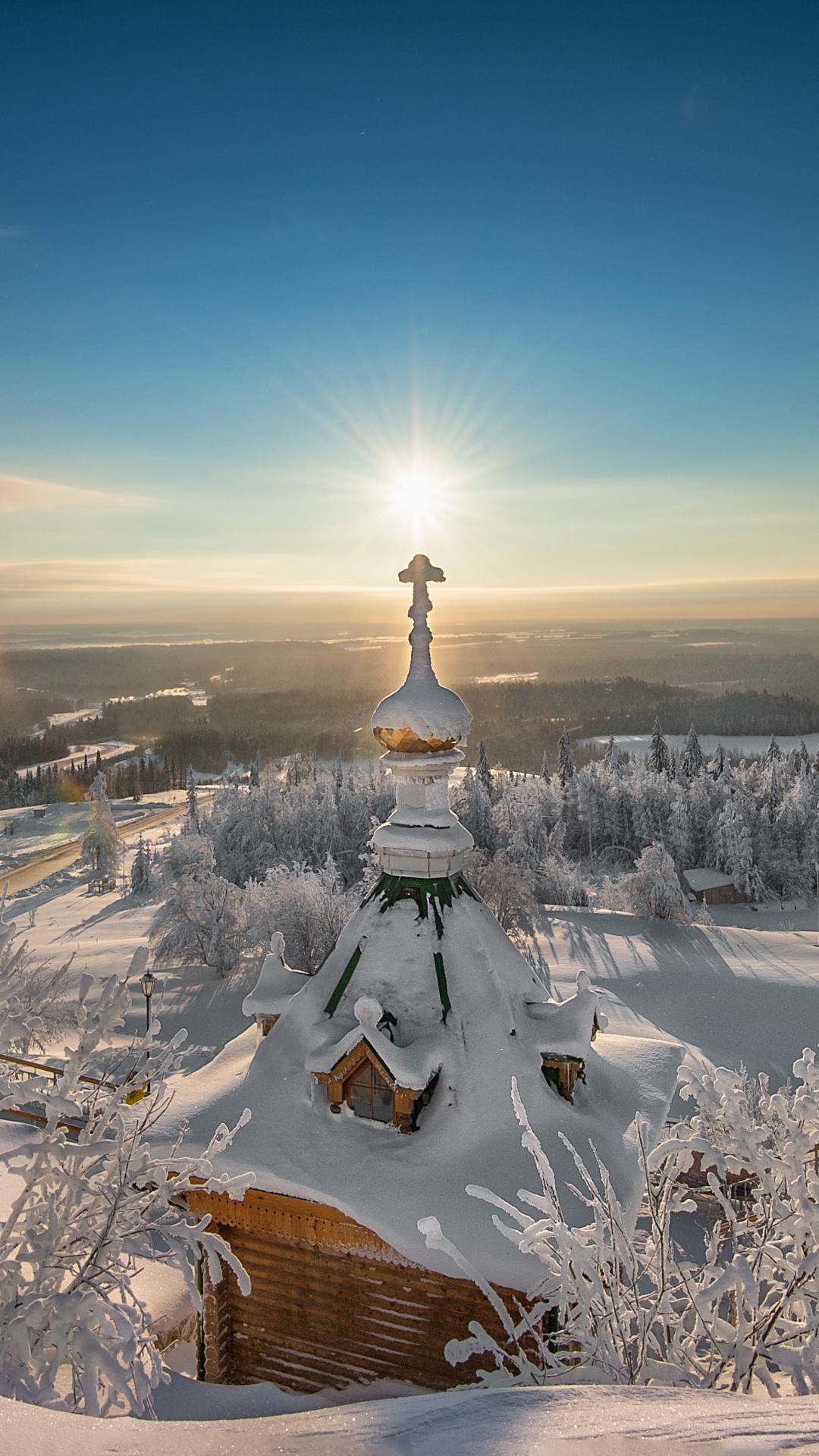 храм зимой солнце