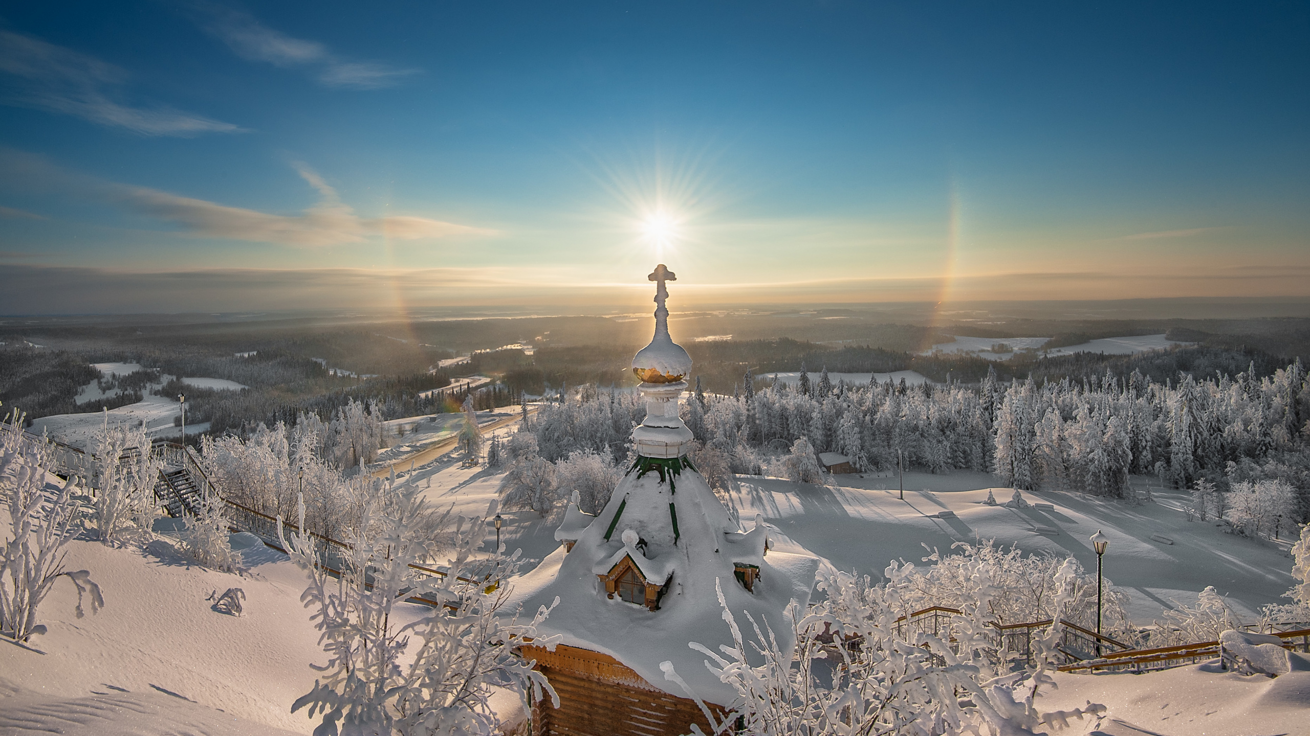 Церковь в зимних горах