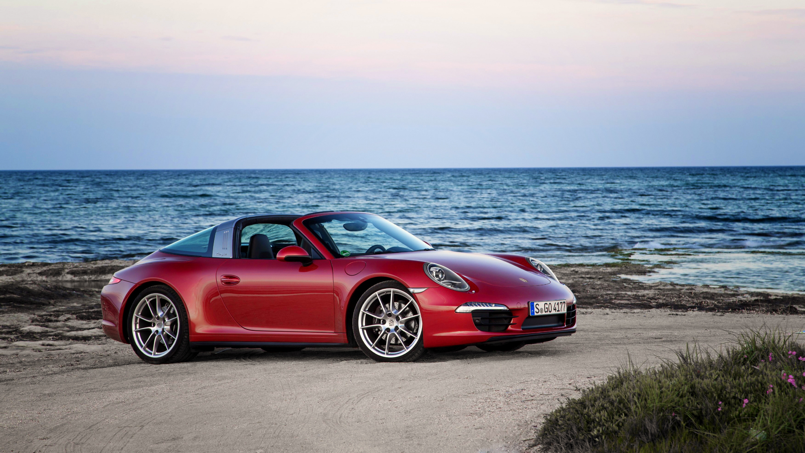Porsche 911 по дороге кабриолет