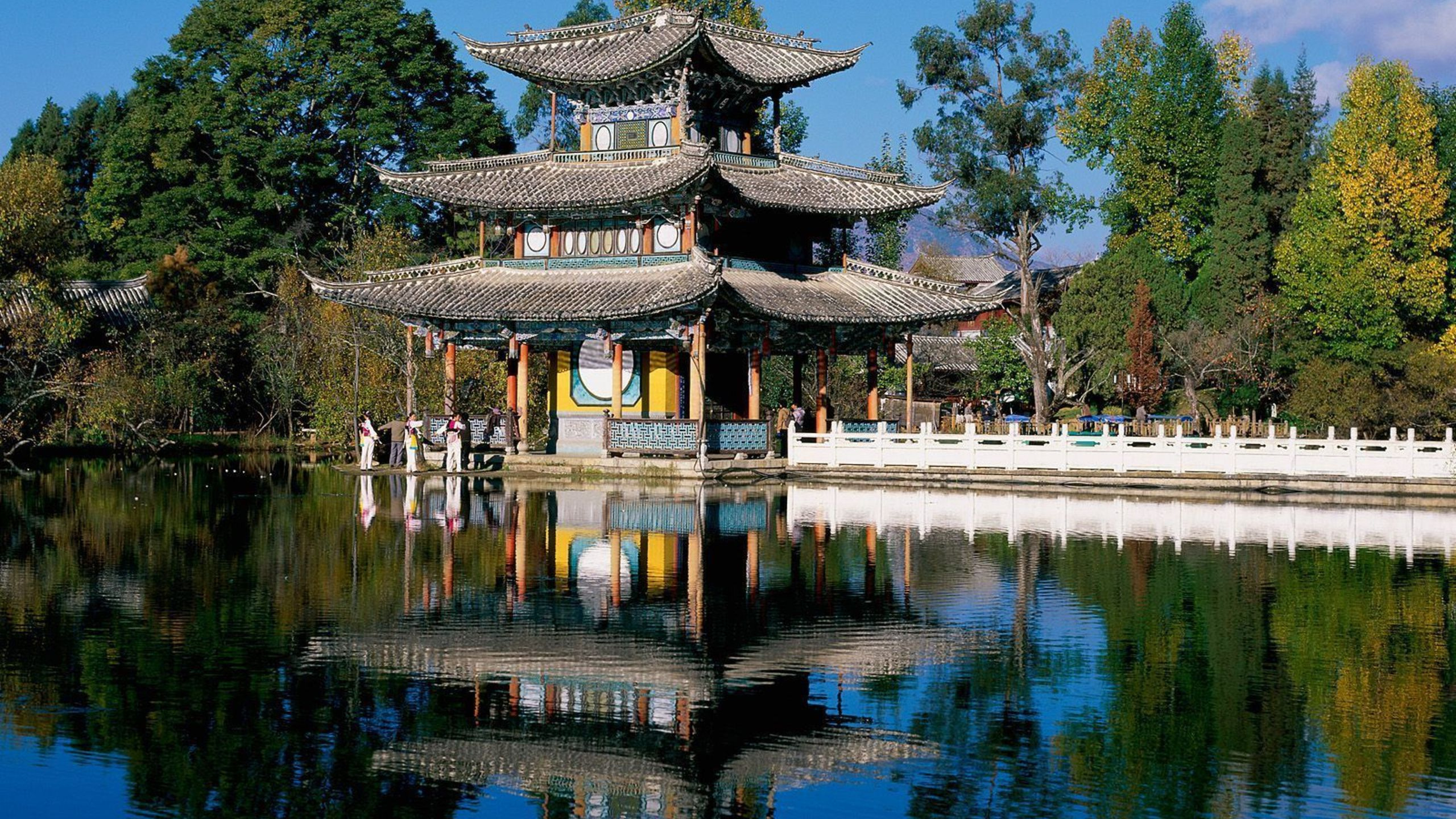Китайские дома видео. Лотосовый парк Сиань. Китай храм пяти пагод. Храм Сянцзи Сиань. Шанхай парк Юйюань.