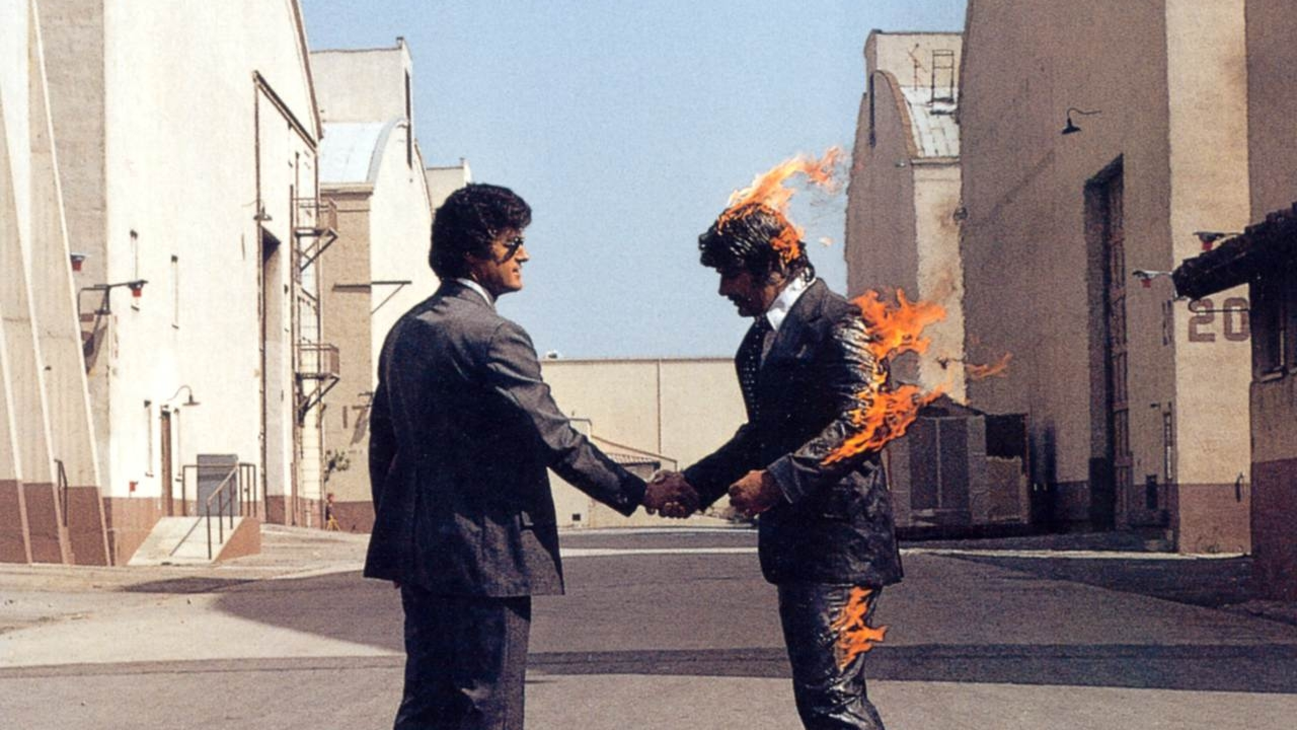Человек человеку дверь песня. Пинк Флойд горящий человек. Pink Floyd Wish you were here альбом. Обложка Пинк Флойд горящий человек. Pink Floyd 1975 фото.
