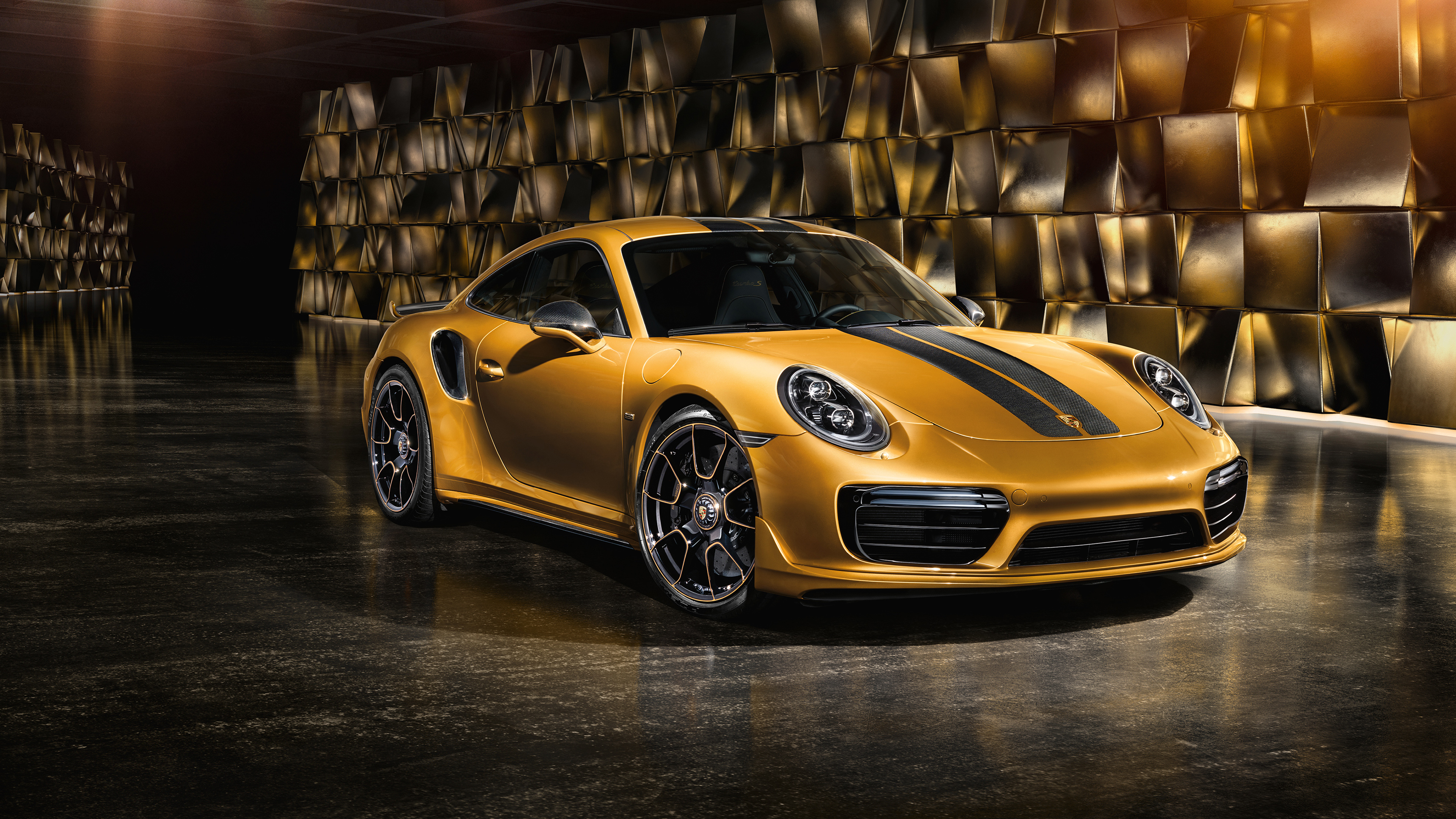 Gt4 gold. Порше 911 золотой. Спорткар Порше 911. Porsche 911 Turbo s 4k. Porsche 911 Turbo s спорткар.