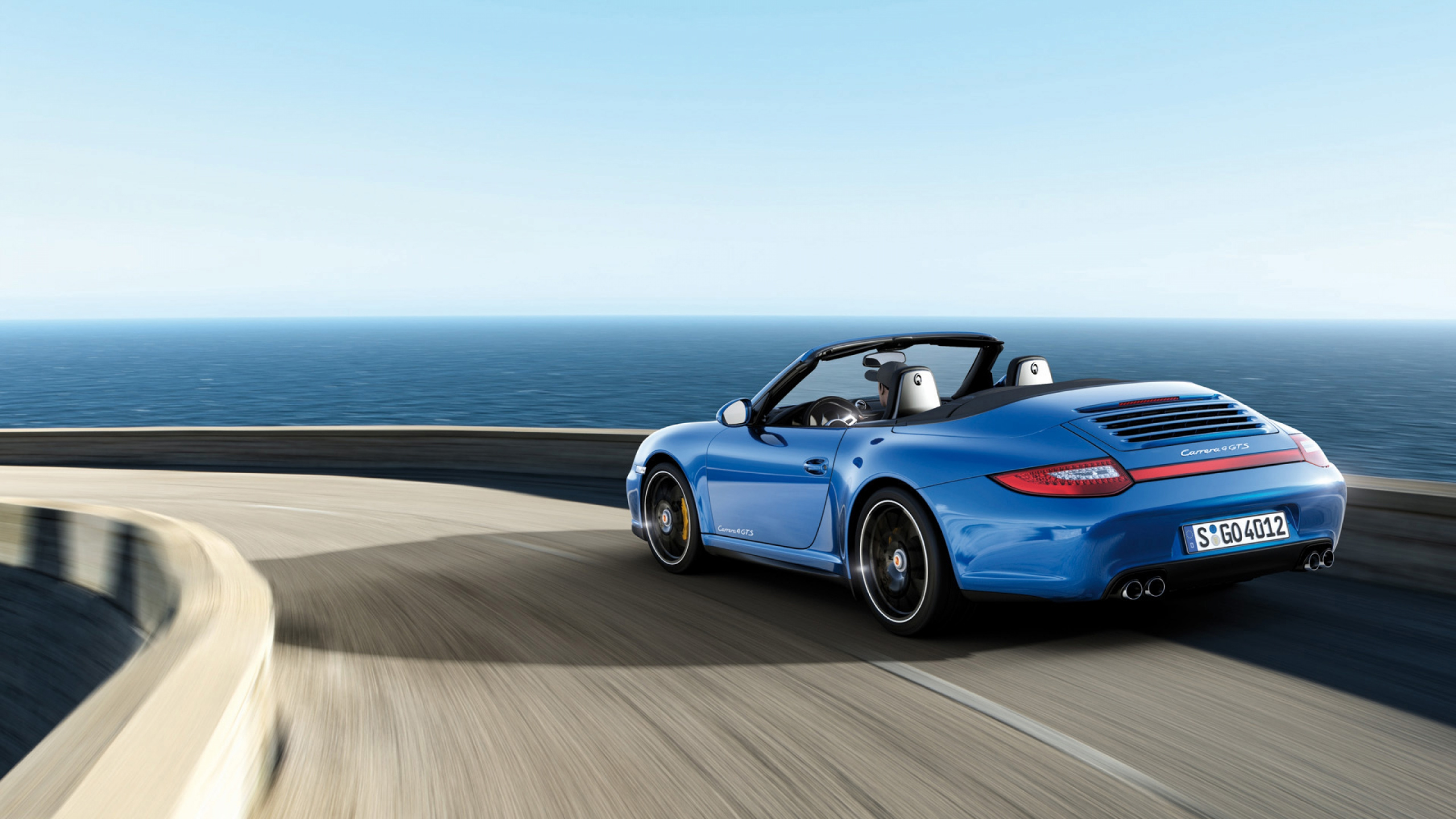 Porsche 911 по дороге кабриолет