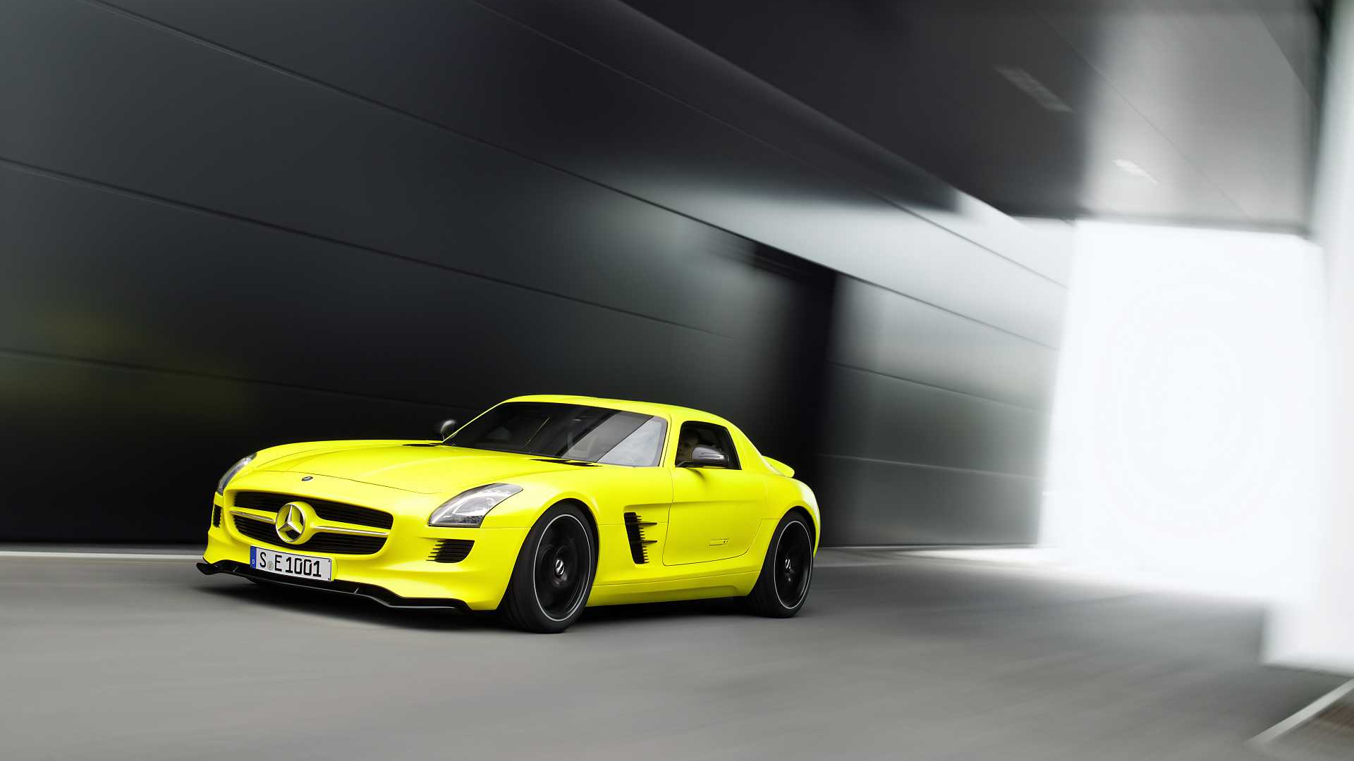 Мерседес SLS AMG желтый