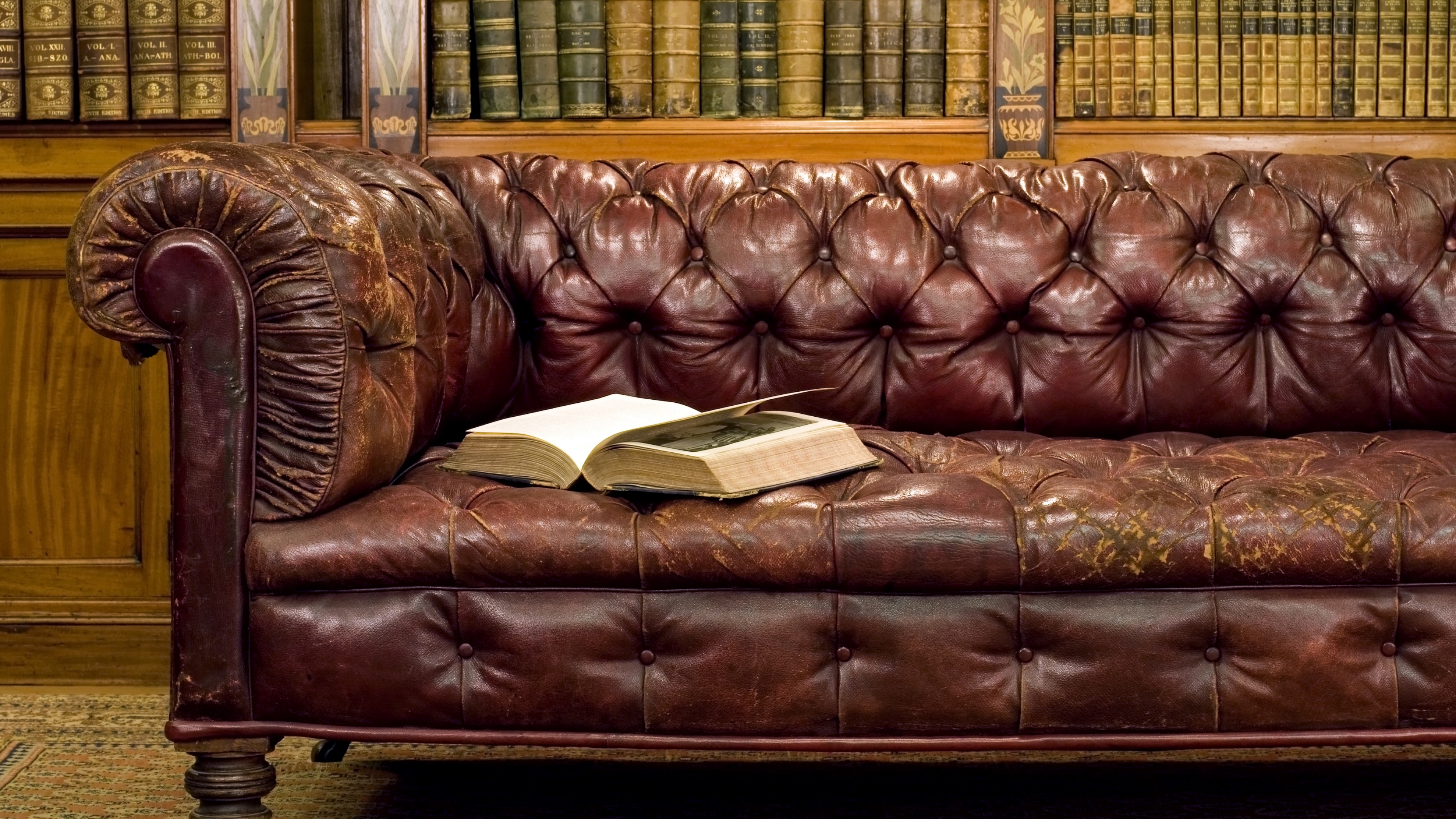 Диван книга и кресло. Мягкая мебель Британика кожаная. Кожаный диван Британика Солсбери. Старинный кожаный диван. Старый кожаный диванчик.