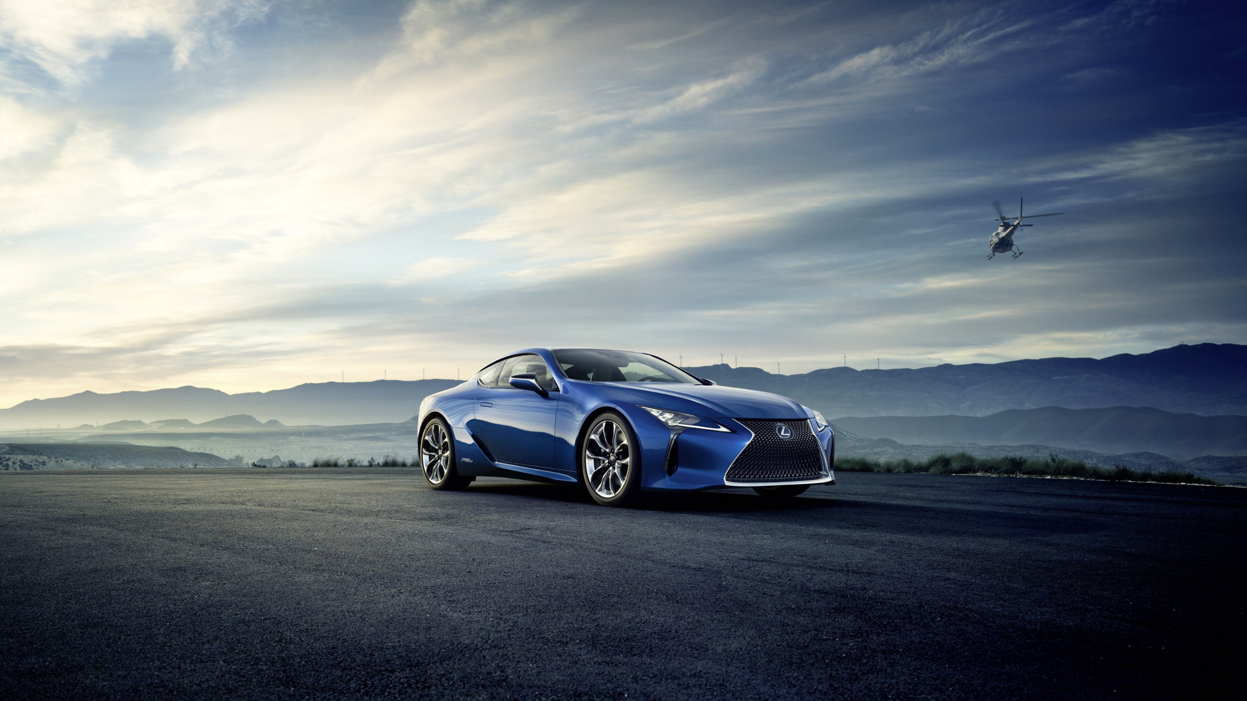 Lexus LFA сбоку синий
