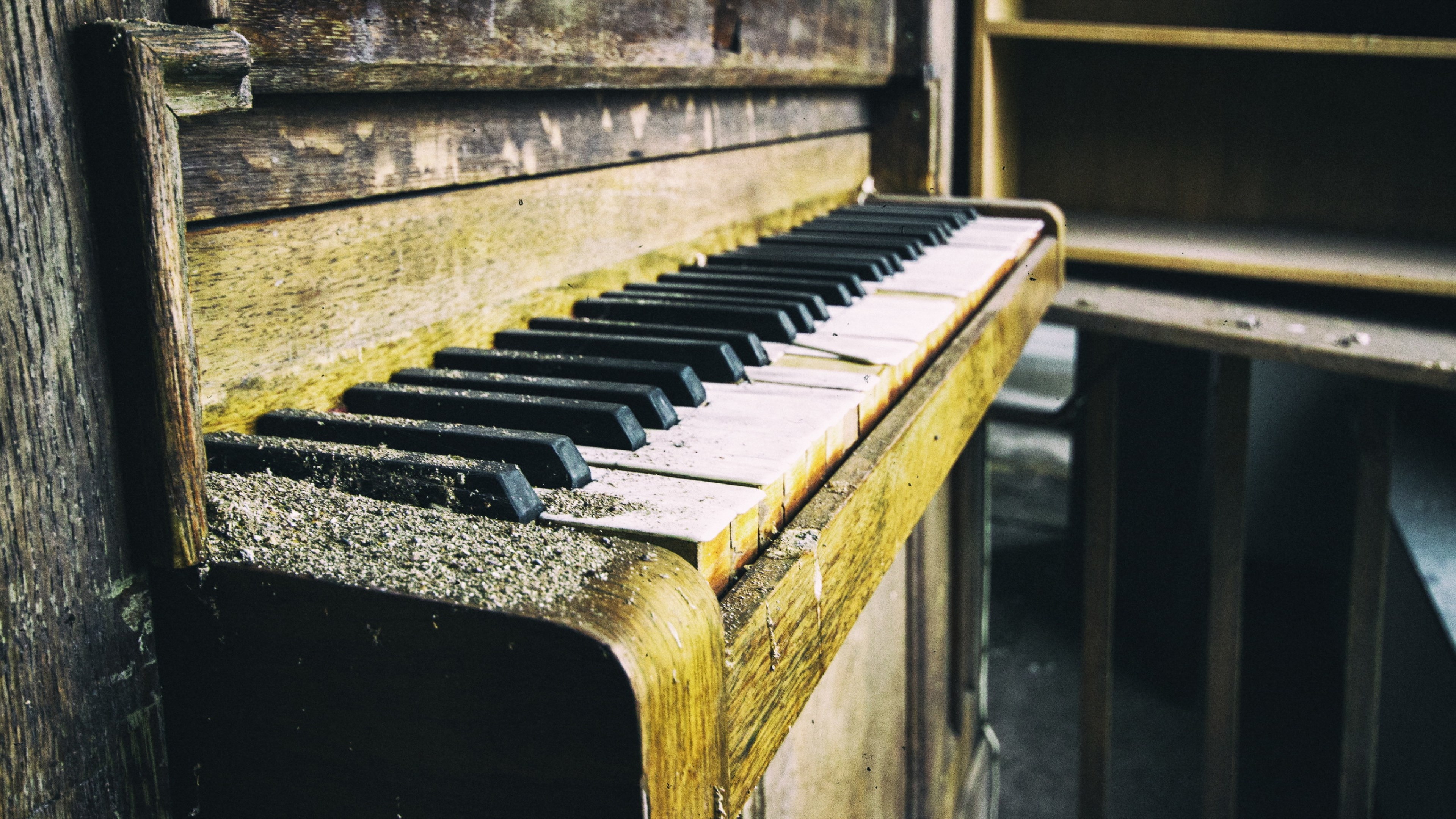 Piano picture. Фортепиано. Пианино. Клавиши старого пианино. Старое пианино клавиши.