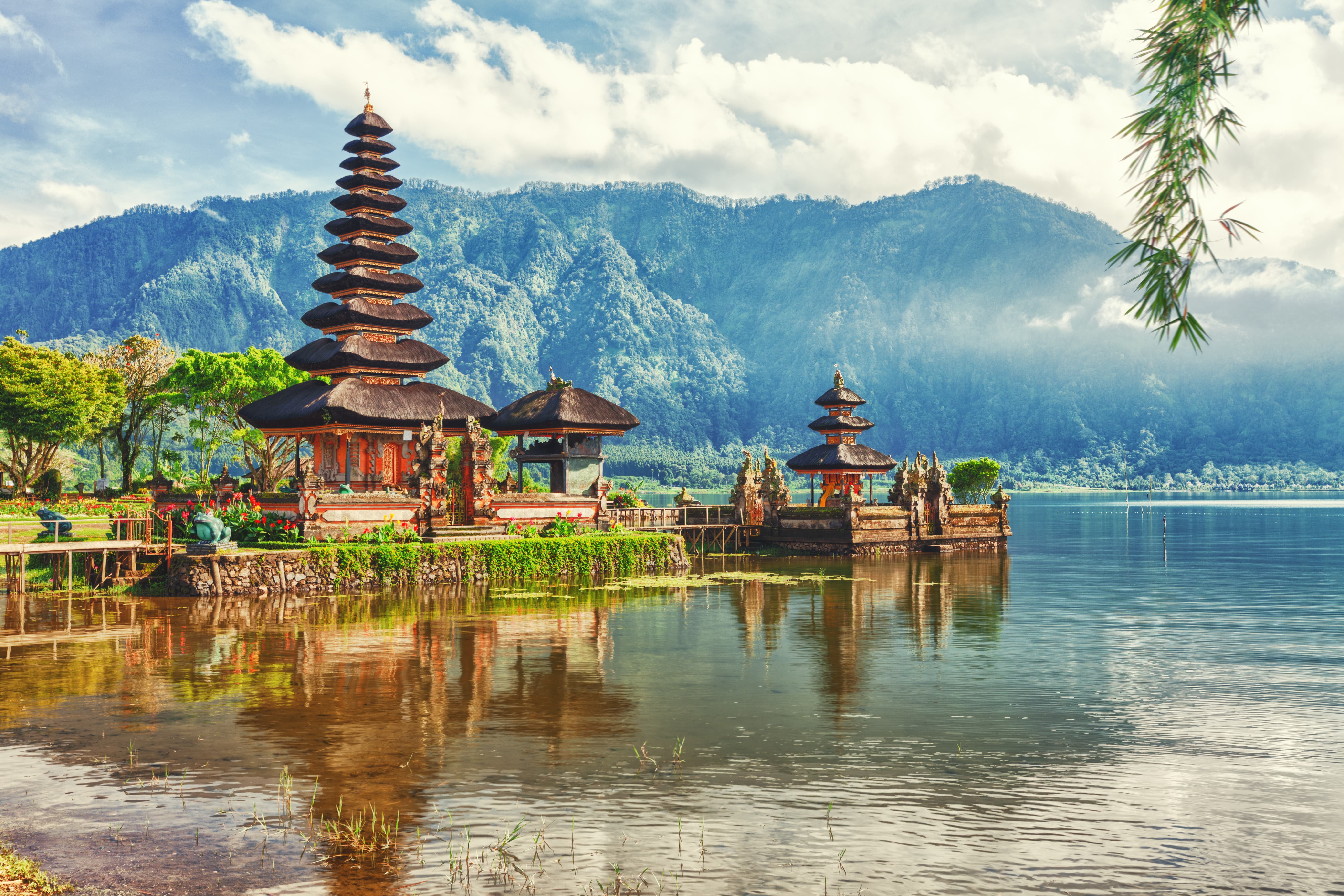 Индонезия. Бали Индонезия. Бали (остров в малайском архипелаге). Улун дану Бали. Храм Пура улун дану на озере братан, Индонезия.