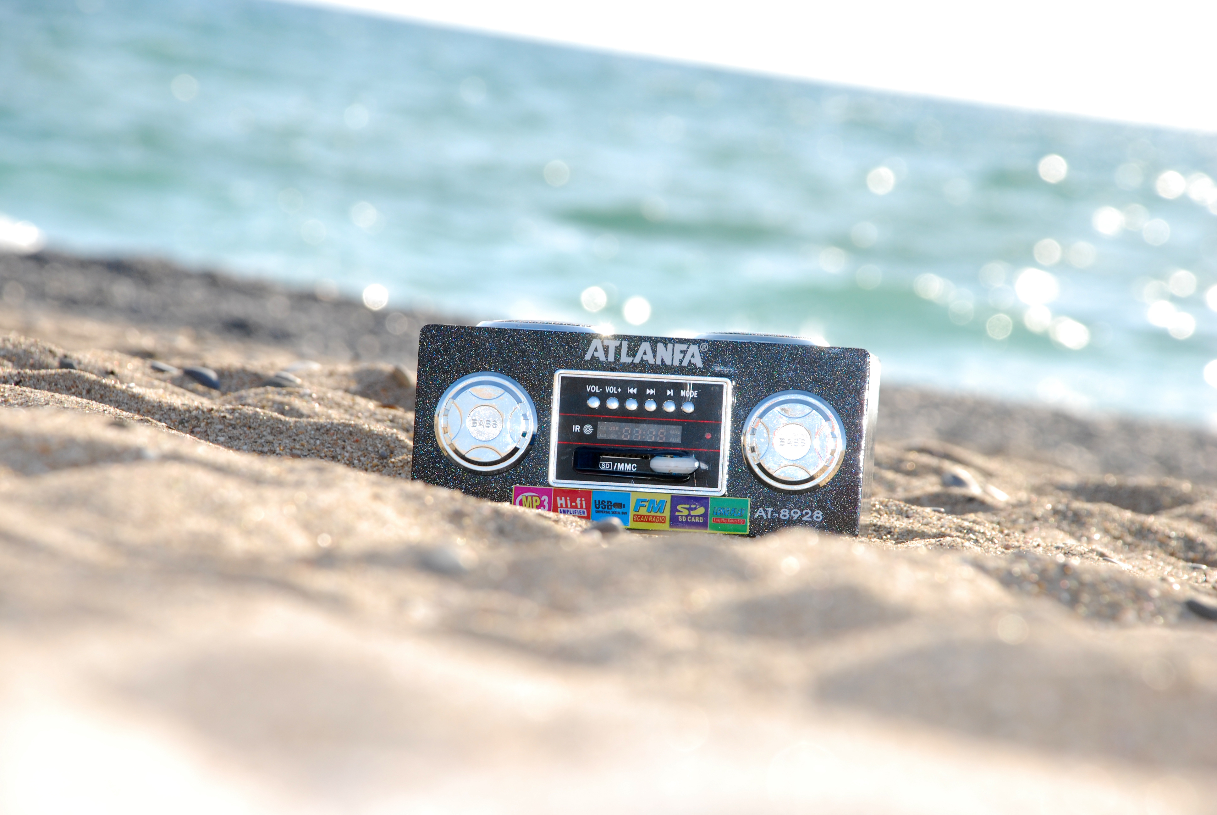 Радио красивых песен. Магнитофон на пляже. Радиоприемник на природе. Море. Музыкальная колонка на пляже.