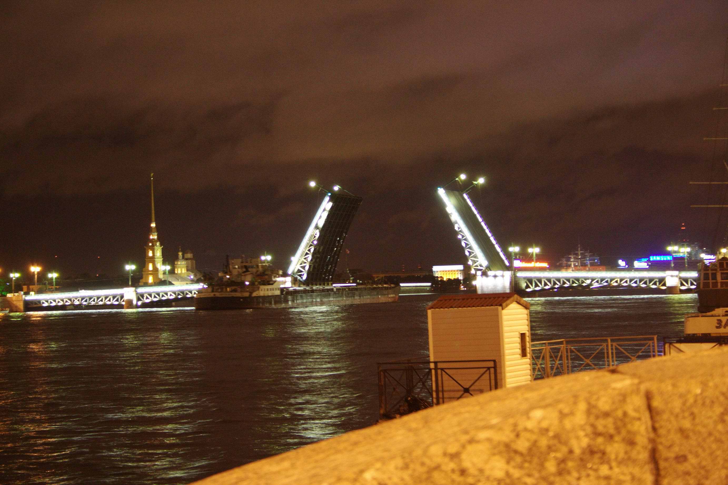 Разведены мосты все спят песни. Разводные мосты. Разводные мосты трек. Разведены мосты круг. Разводные мосты в Санкт-Петербурге вектор.