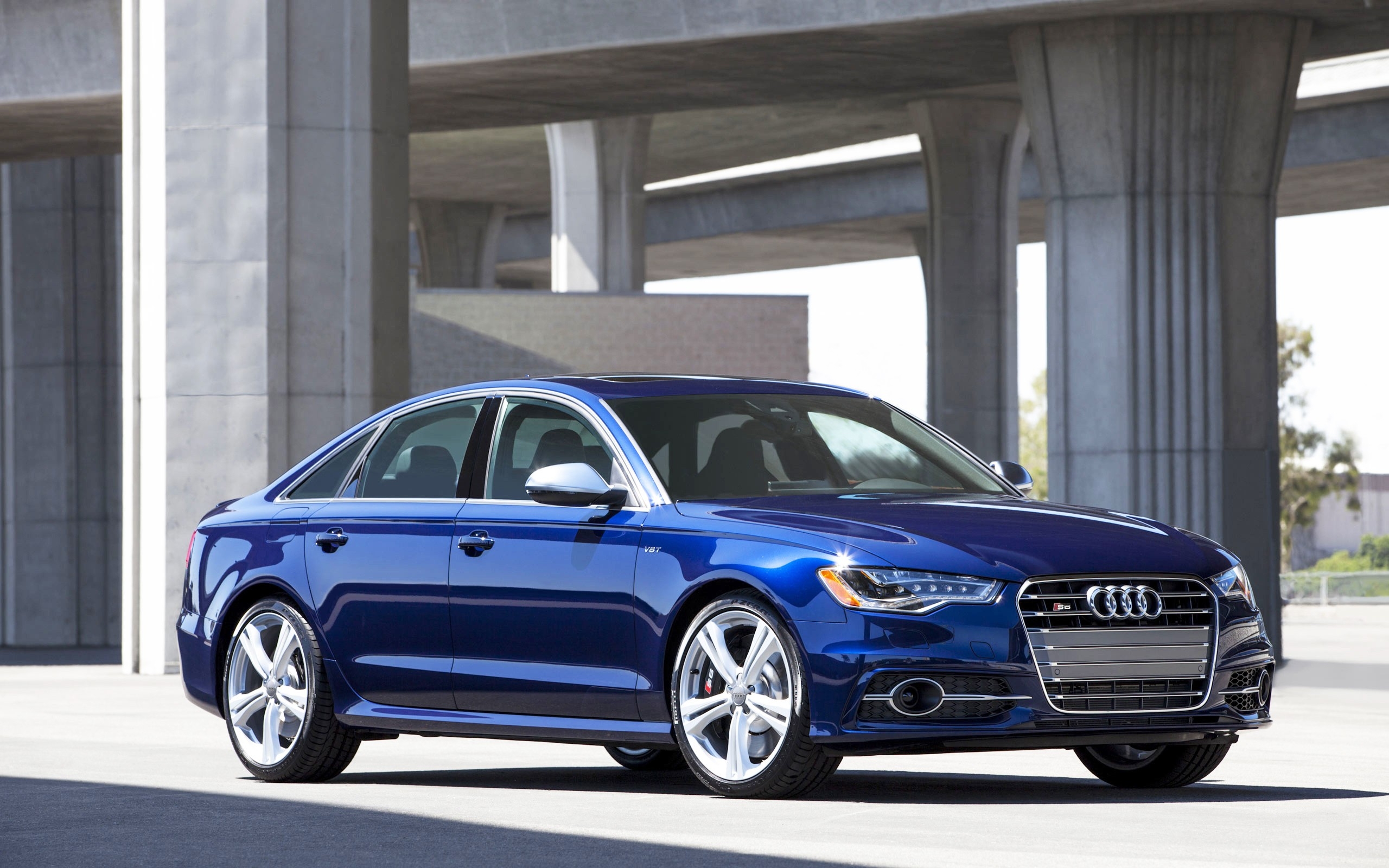 Audi s8 синяя