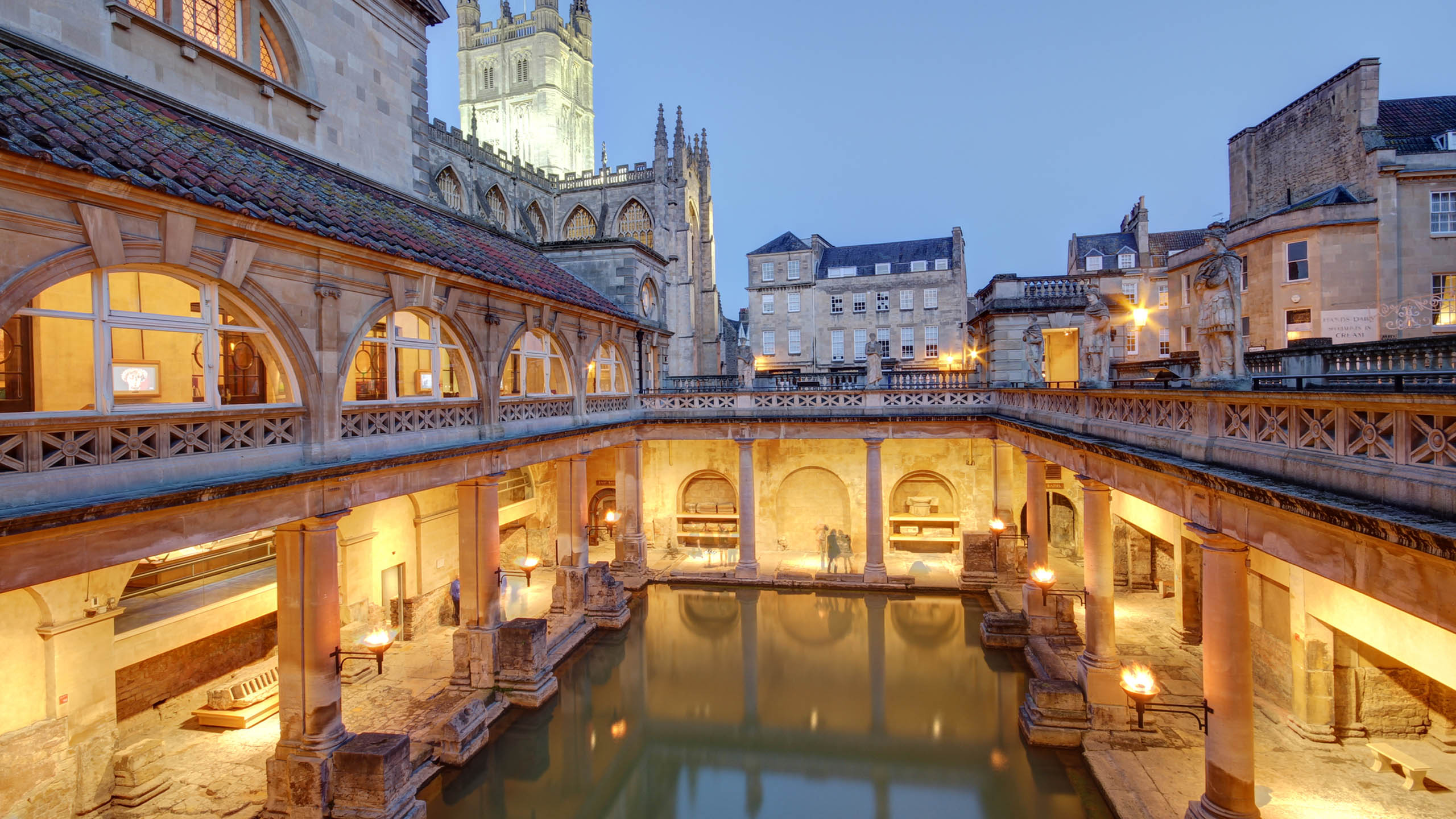 Bath england. Бат Англия римские термы. Римские бани в городе бат Англия. Римские термы в городе бат. Римские бани в бате Великобритания.