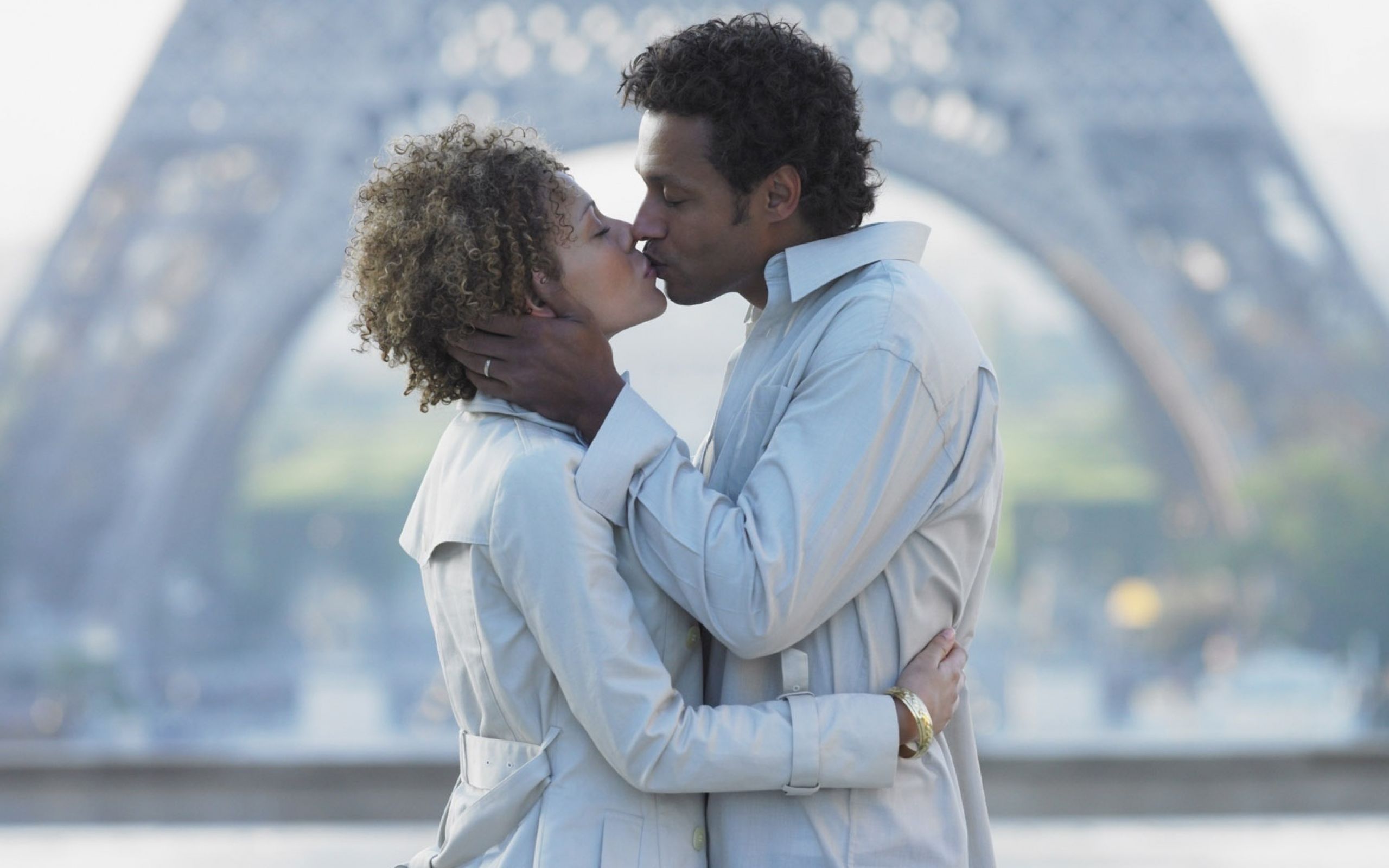 Выбор для двоих. Влюбленные пары. Французский поцелуй. Франция поцелуй. Влюбленная парочка.