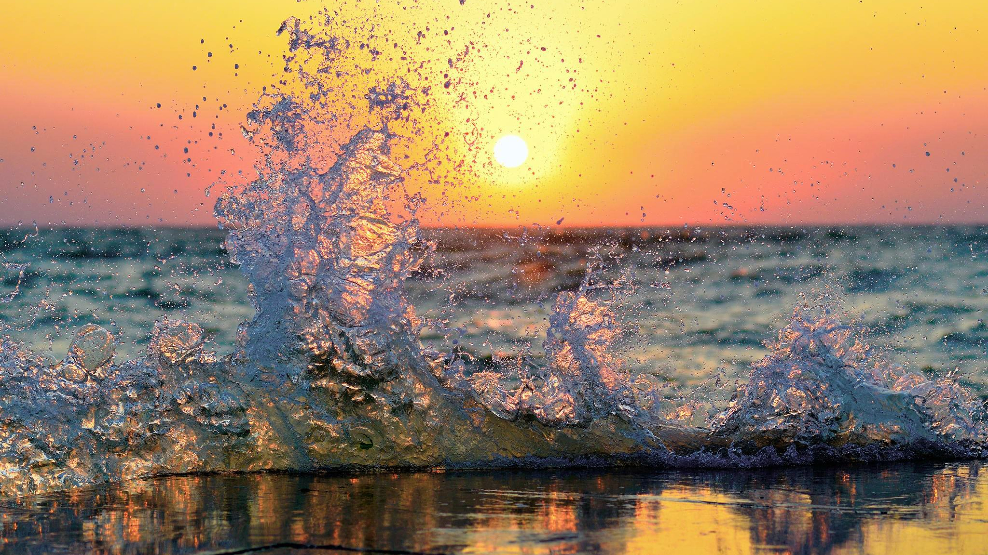 Воду греет солнце. Море волны солнце. Море закат волны. Пейзаж море. Осеннее море.