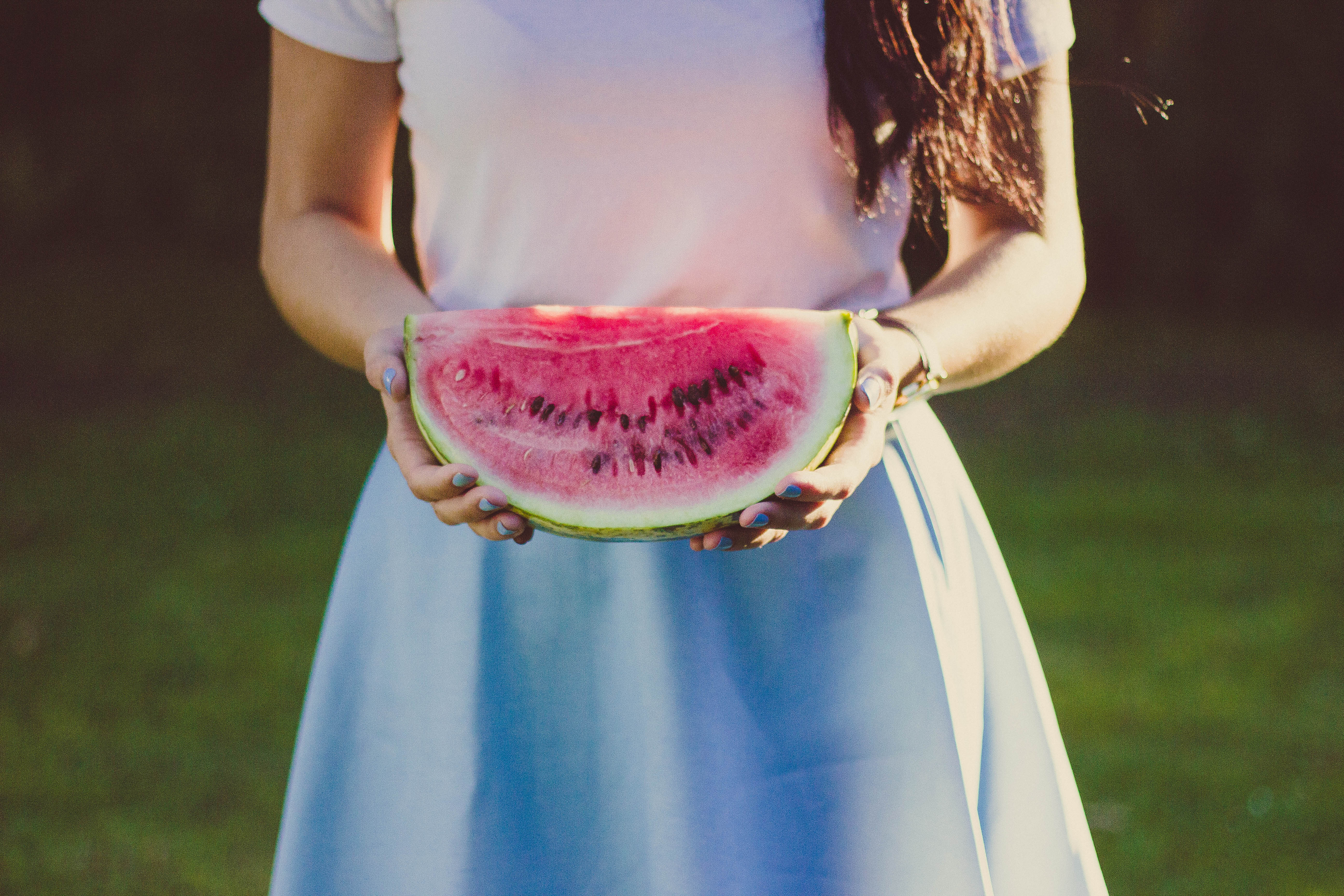 Fruit girl. Девушка с арбузом. Арбуз в руке девушки. Девушка с фруктами. Арбуз в руках.