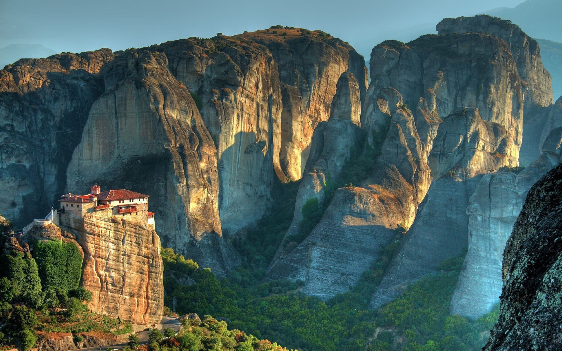 Среди скал. Скальные башни Meteora Греция. Греция Фессалия горы. Метеора. Скала в горах Фессалии. Греция.. Монастырь Святого Стефана (Метеора).