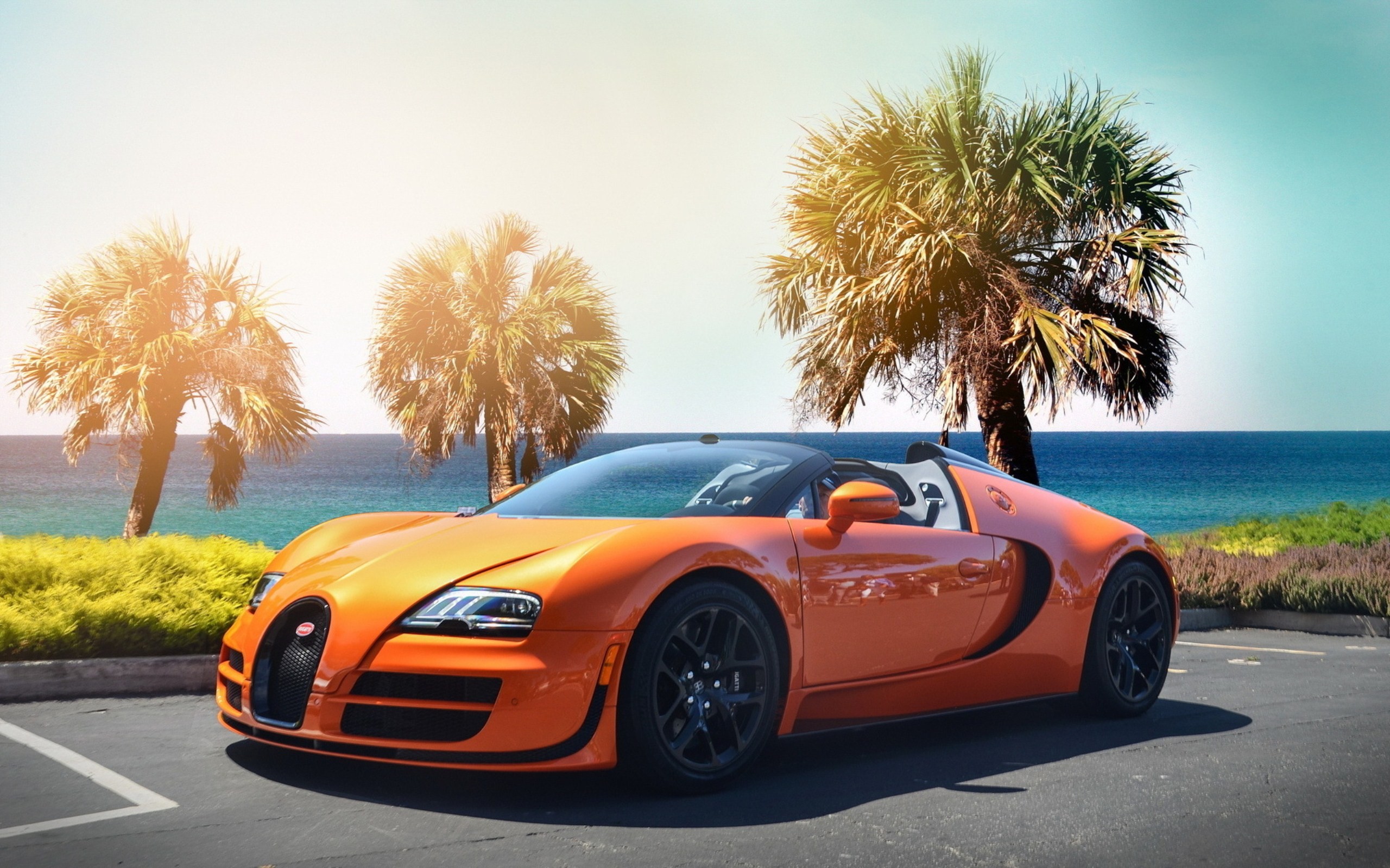 Обои рабочий автомобиль. Суперкар Бугатти Вейрон. Бугатти Вейрон оранжевая. Bugatti Veyron оранжевая. Bugatti Veyron Supersport.