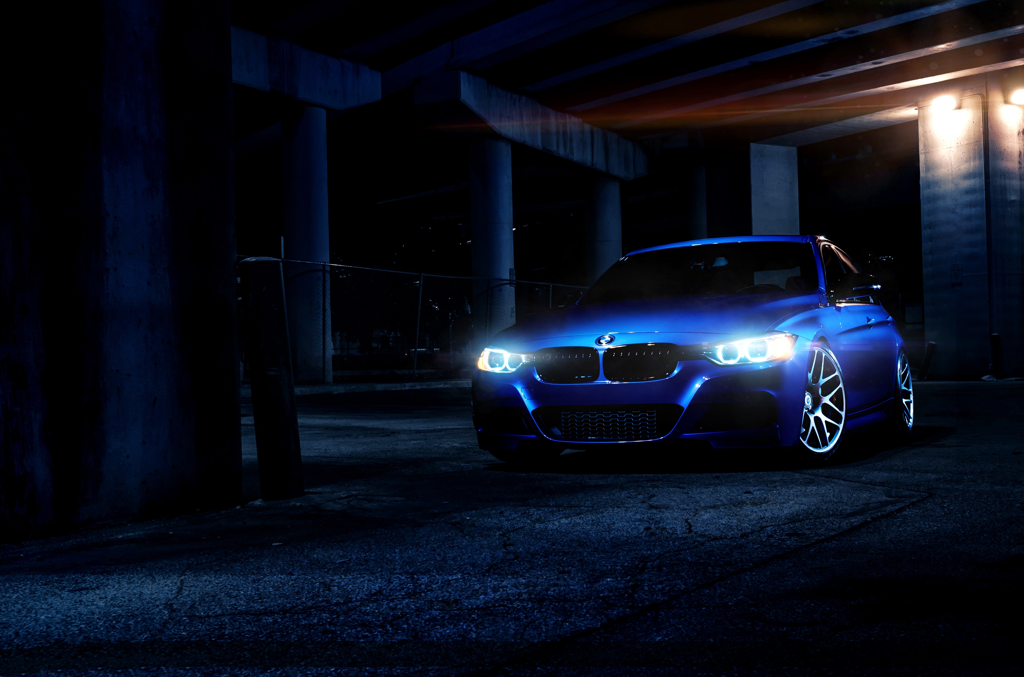 Красивая машина ночью. BMW m5 неон. BMW m5 f10 в темноте. BMW f30. BMW m3 в темноте.