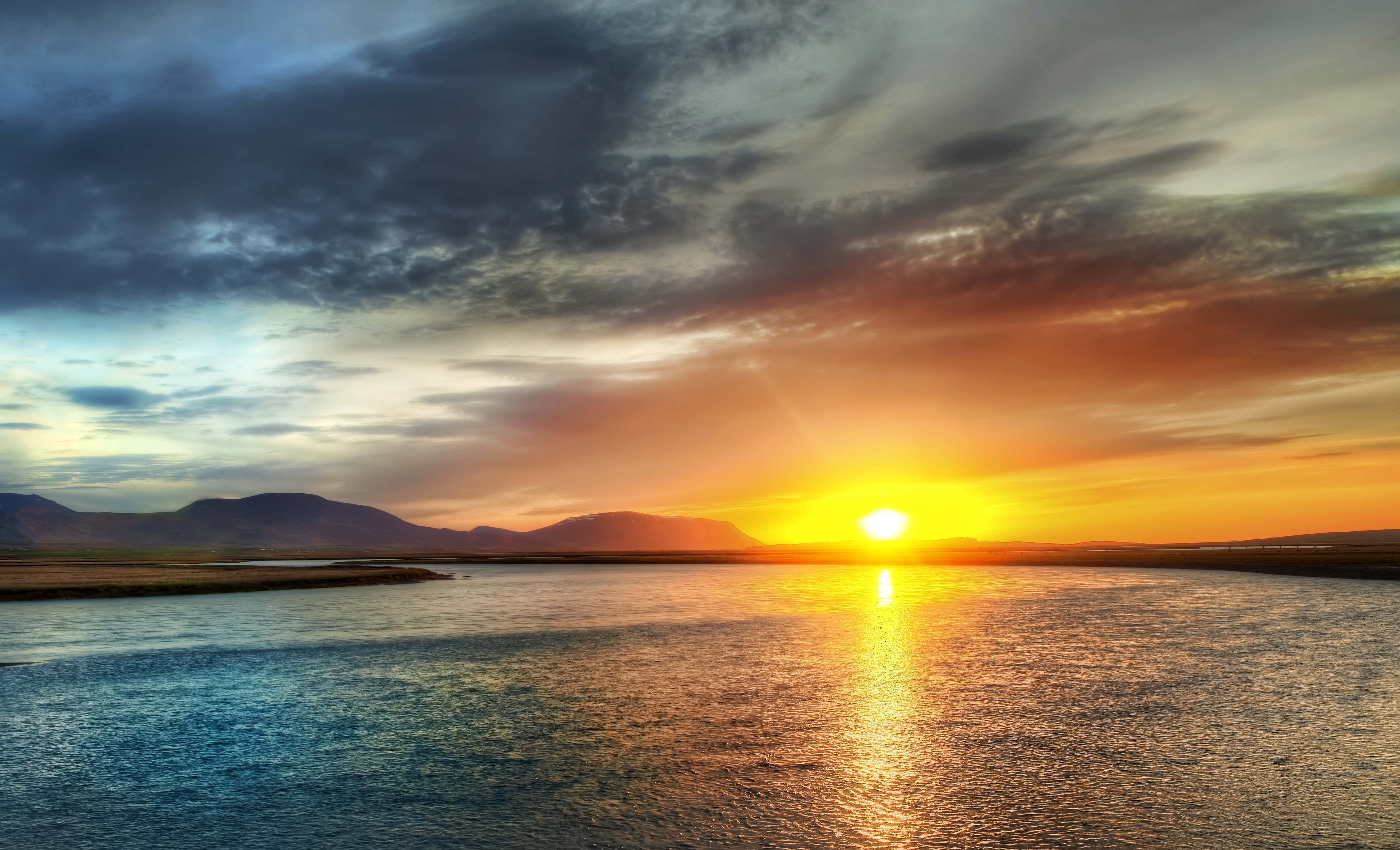 красивый закат солнца. закат солнца. природа рассвет. красивый закат. закат.