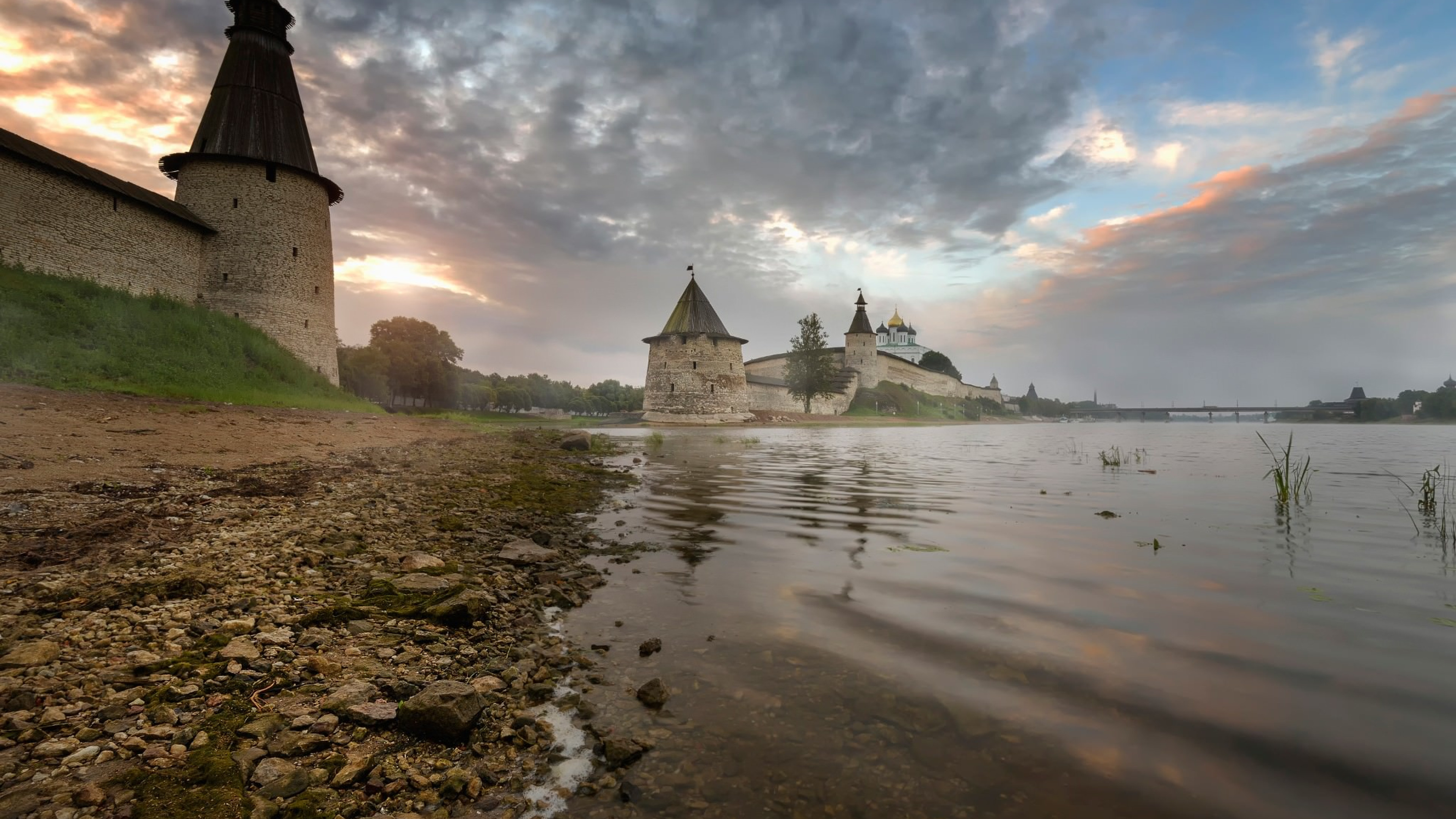 Псков замок. Псков крепость. Псков природа. Псковская крепость на реке. Псков Кремль.