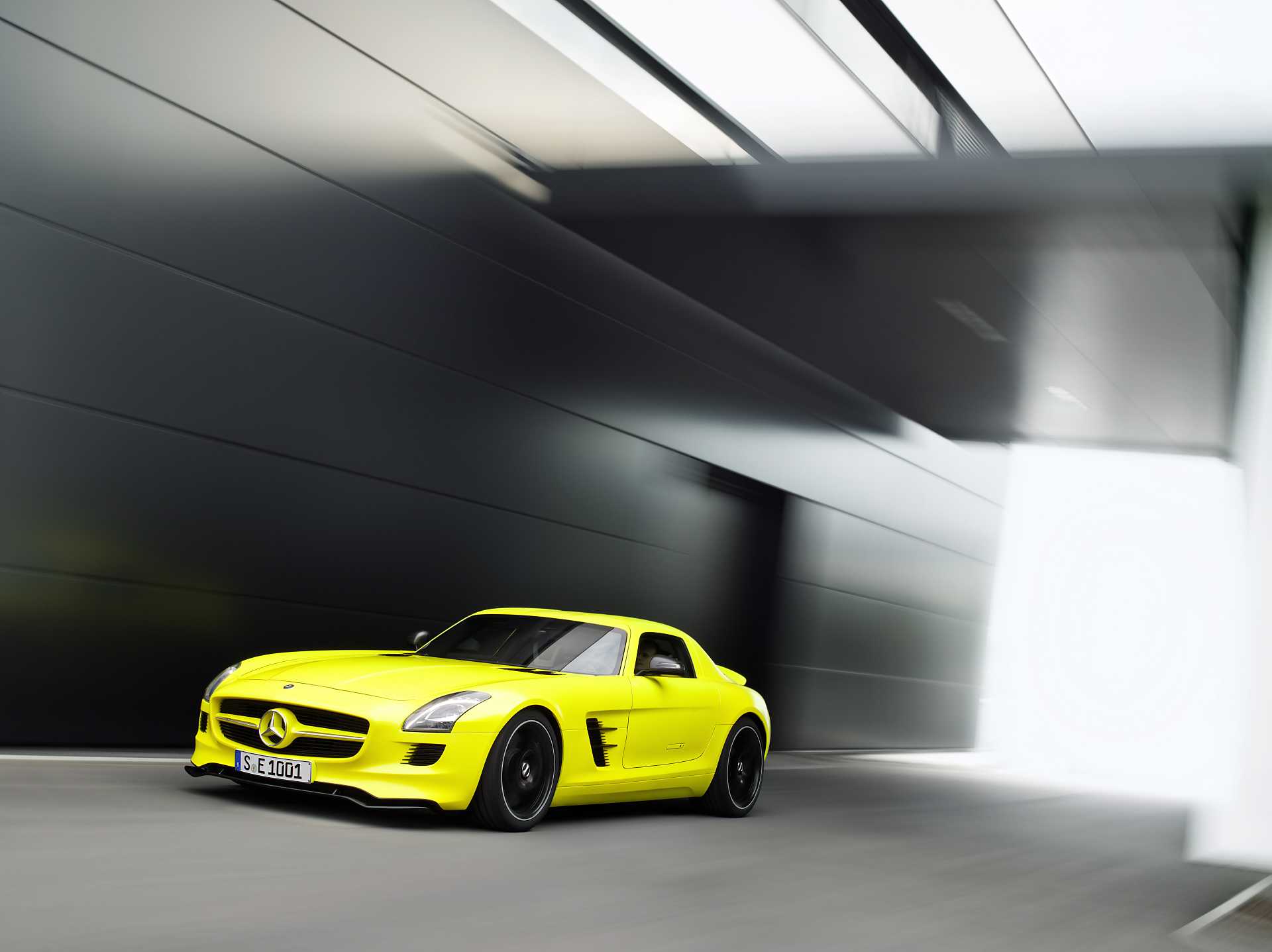 Мерседес SLS AMG желтый