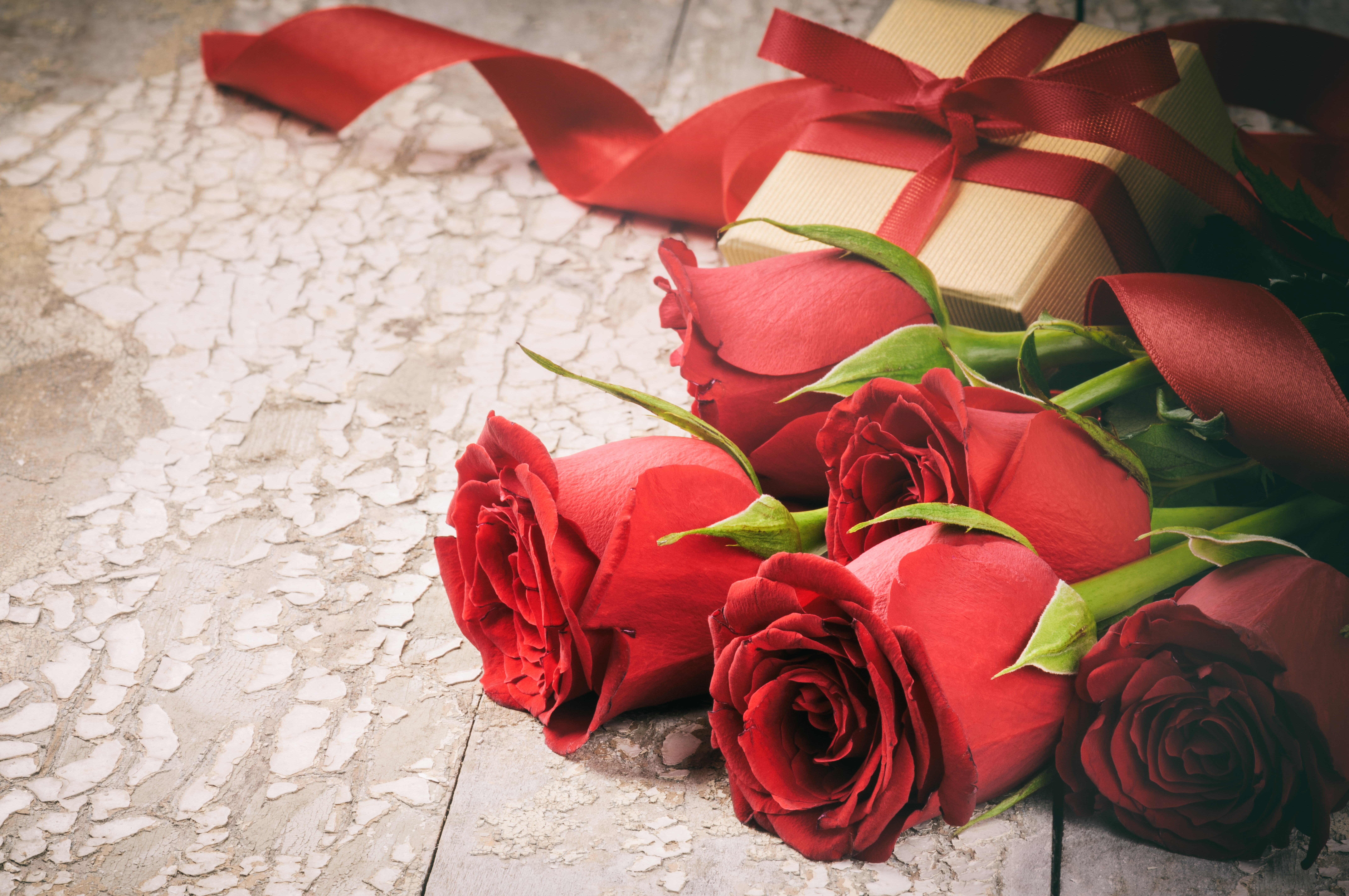 Красивое фото с юбилеем. Букет роз с днем рождения. Цветы в подарок. Букет красных роз с днем рождения. Открытки с днем рождения розы красные.