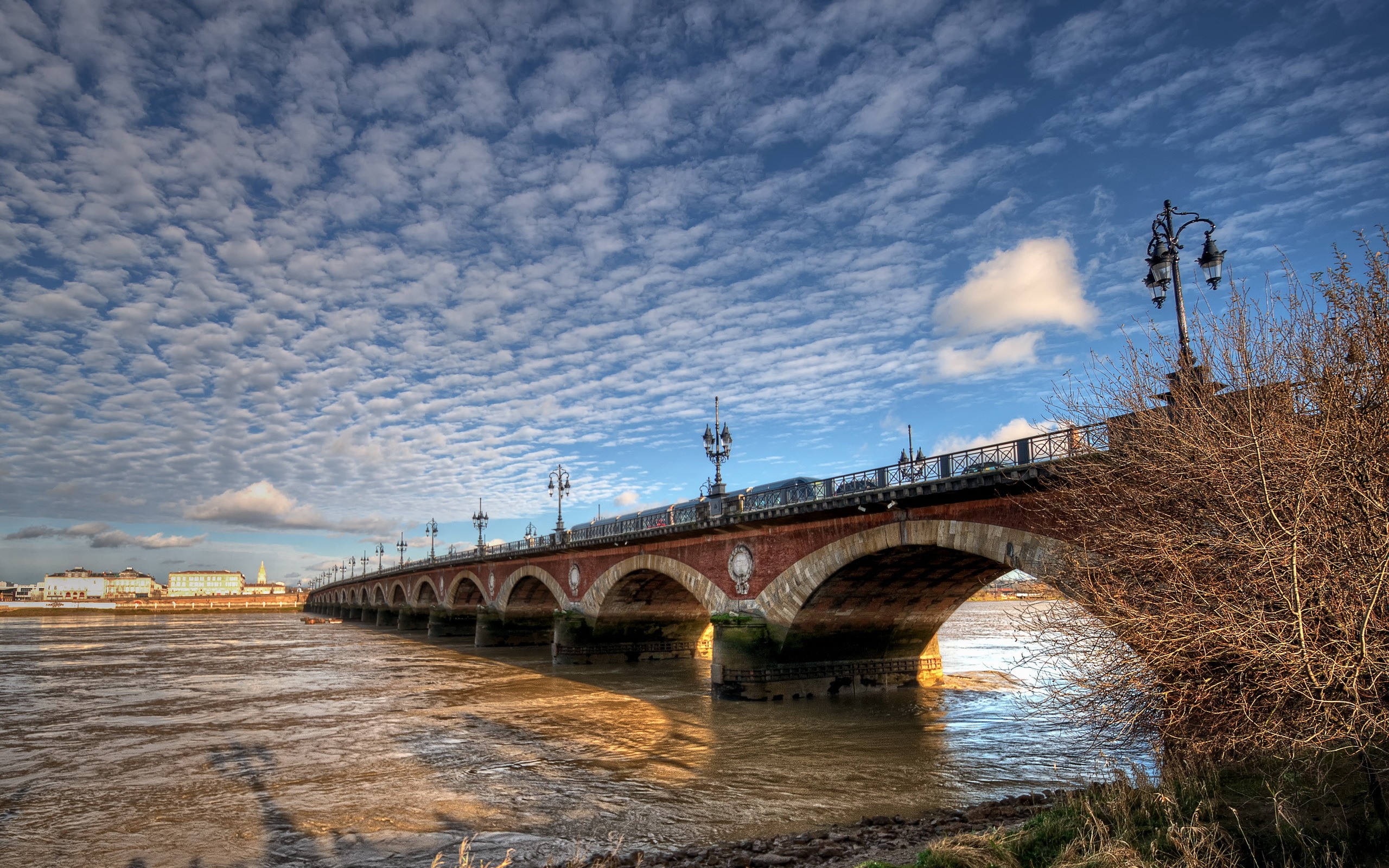 Каменный мост в небо. Аквитанский мост бордо. Aquitaine Bridge – Франция. Каменный мост в бордо. Мост через реку в городе.