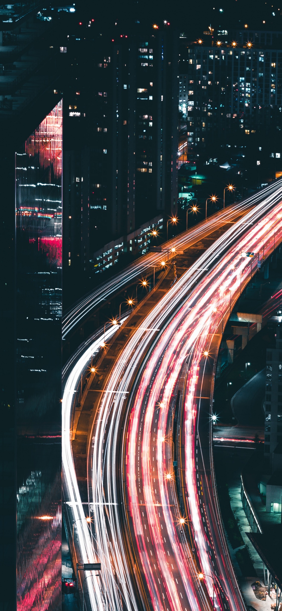 Обои город, трафик, дорога, ночь, метрополия в разрешении 1125x2436