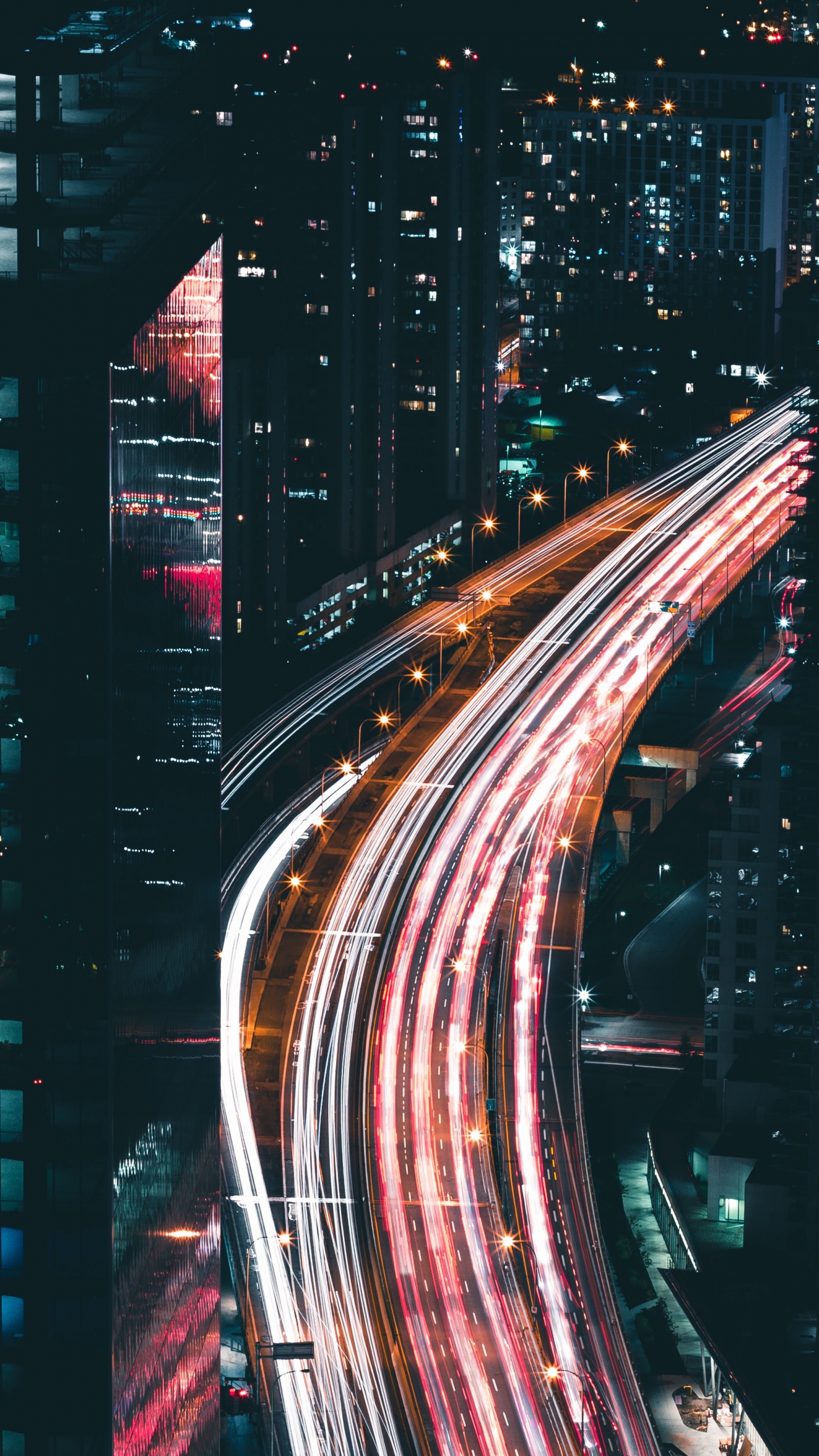 Обои город, трафик, дорога, ночь, метрополия в разрешении 1440x2560