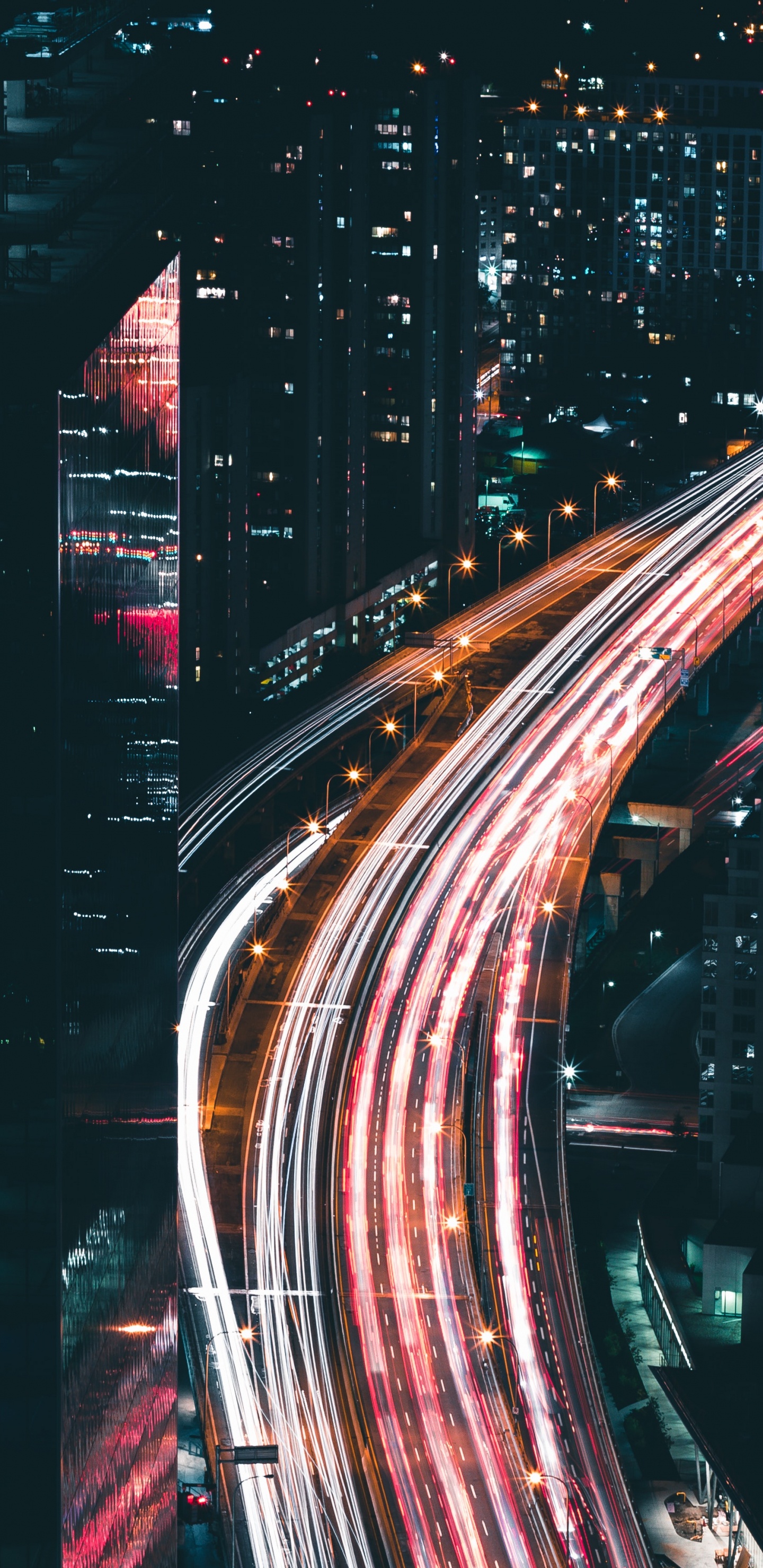 Обои город, трафик, дорога, ночь, метрополия в разрешении 1440x2960