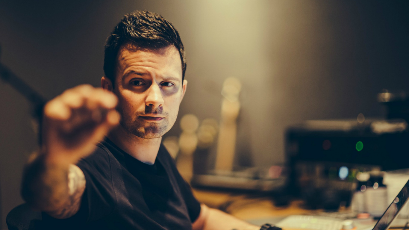 Обои музыкальный исполнитель, забава, портрет, человек, Альбом в разрешении 1366x768