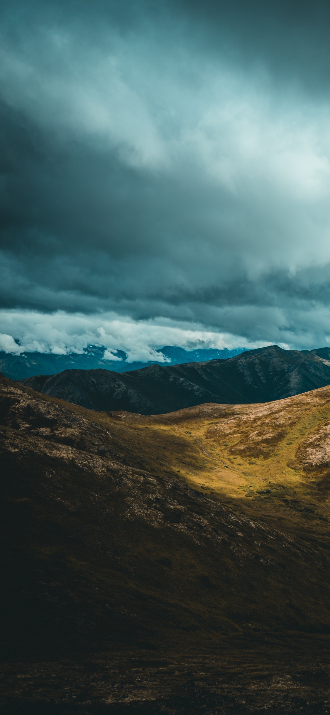 Обои облако, атмосфера, природный ландшафт, склон, гора в разрешении 1125x2436