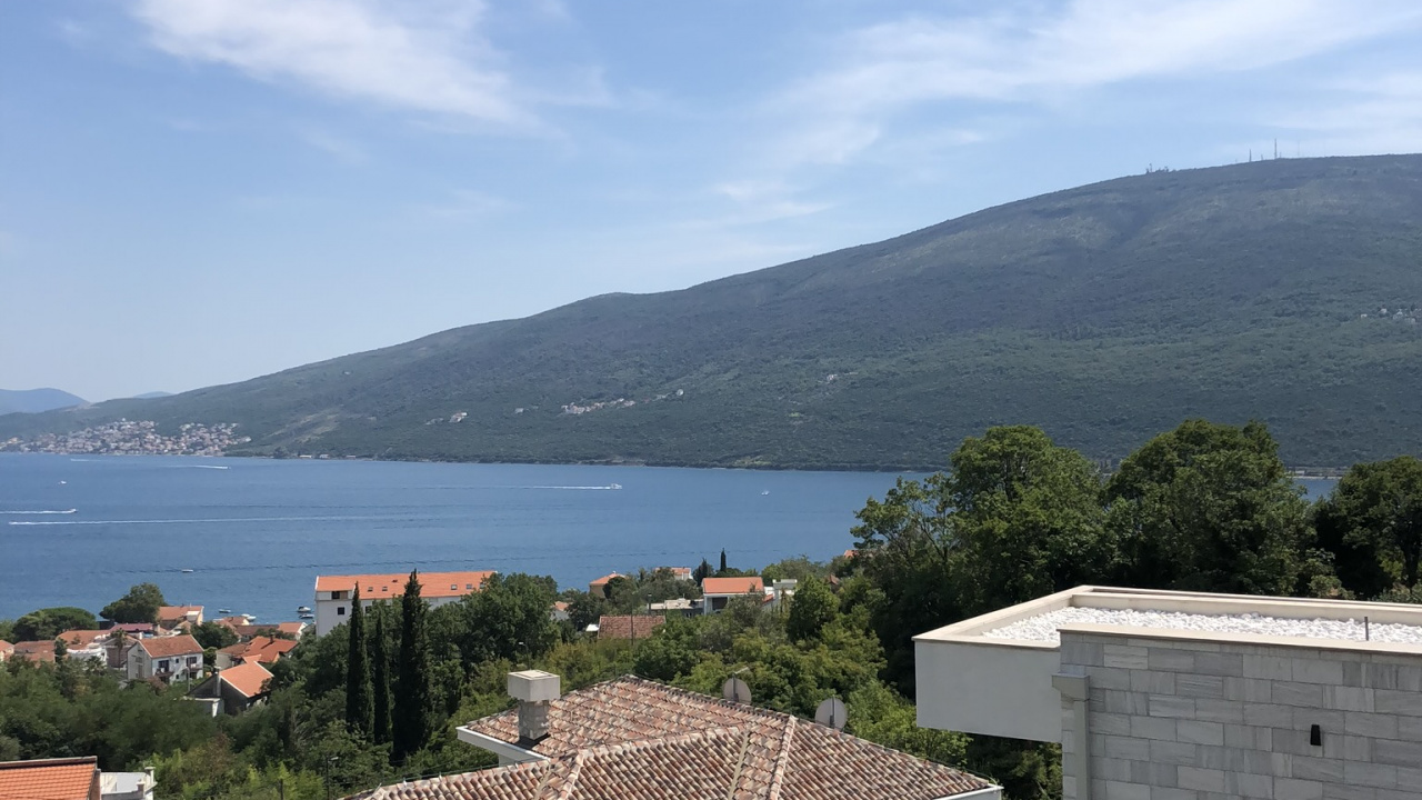 Обои горный рельеф, нагорье, здание, холм, крыша в разрешении 1280x720