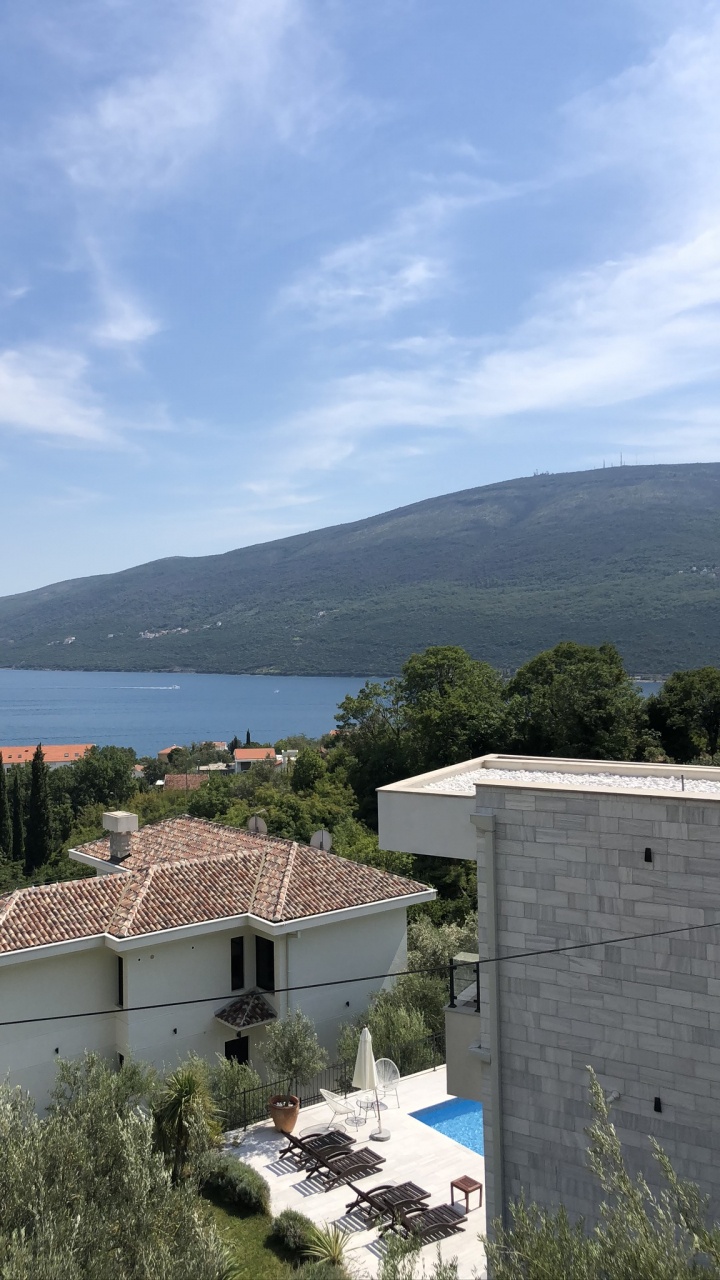 Обои горный рельеф, нагорье, здание, холм, крыша в разрешении 720x1280