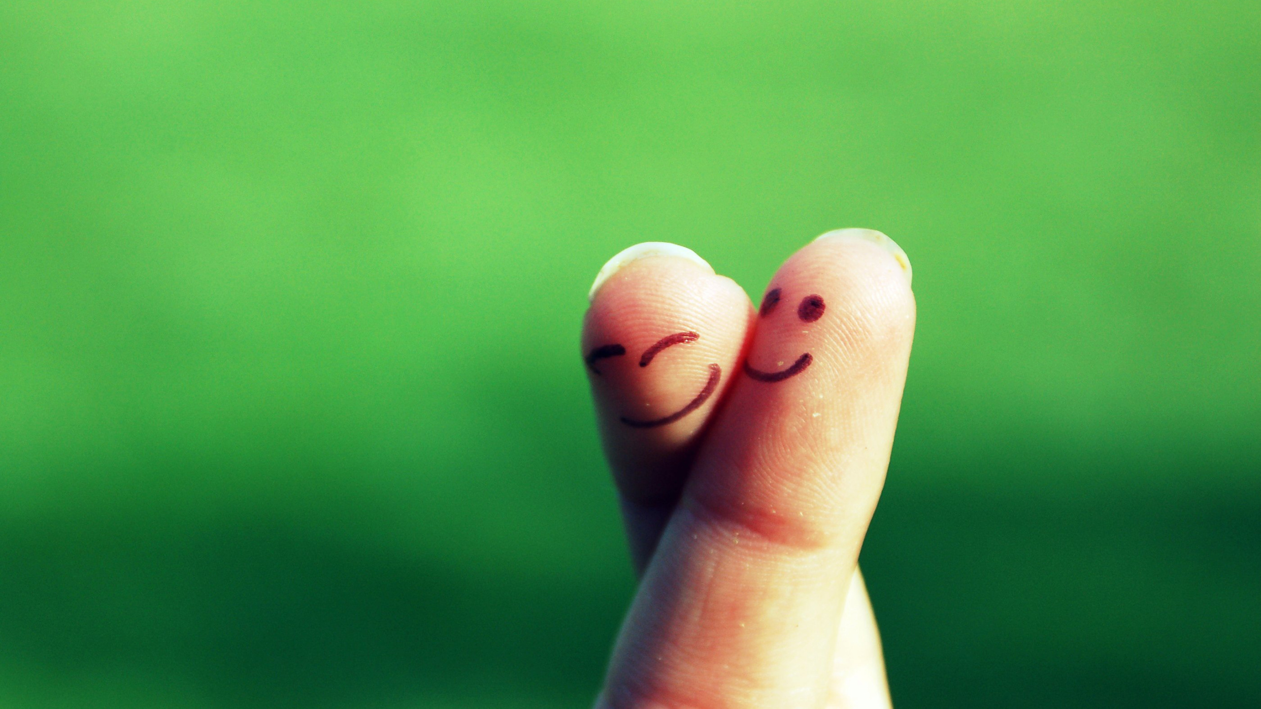 Обои зеленый, палец, ноготь, сустав, большой палец в разрешении 2560x1440