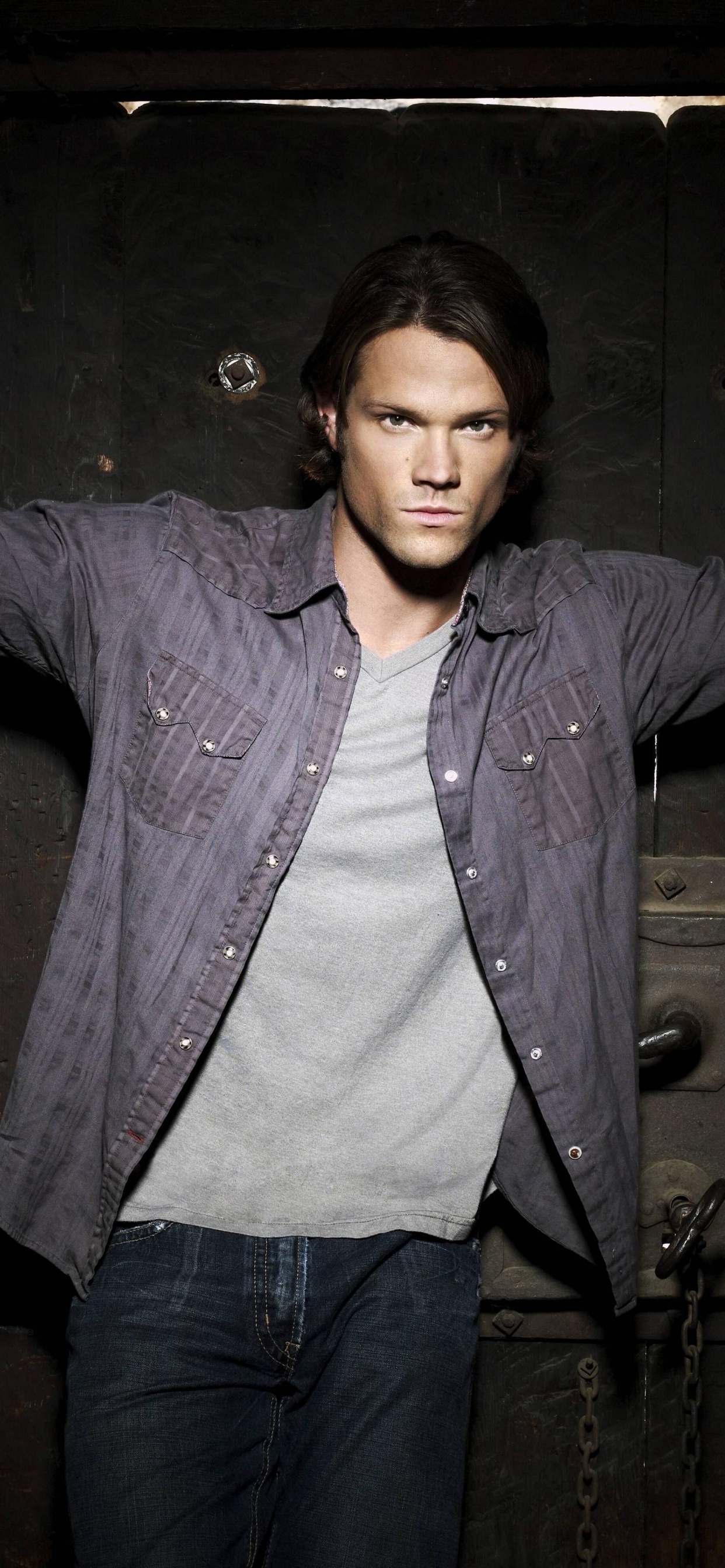 Обои Сэм Винчестер, Дин Винчестер, сверхъестественное, стояние, забава в разрешении 1242x2688