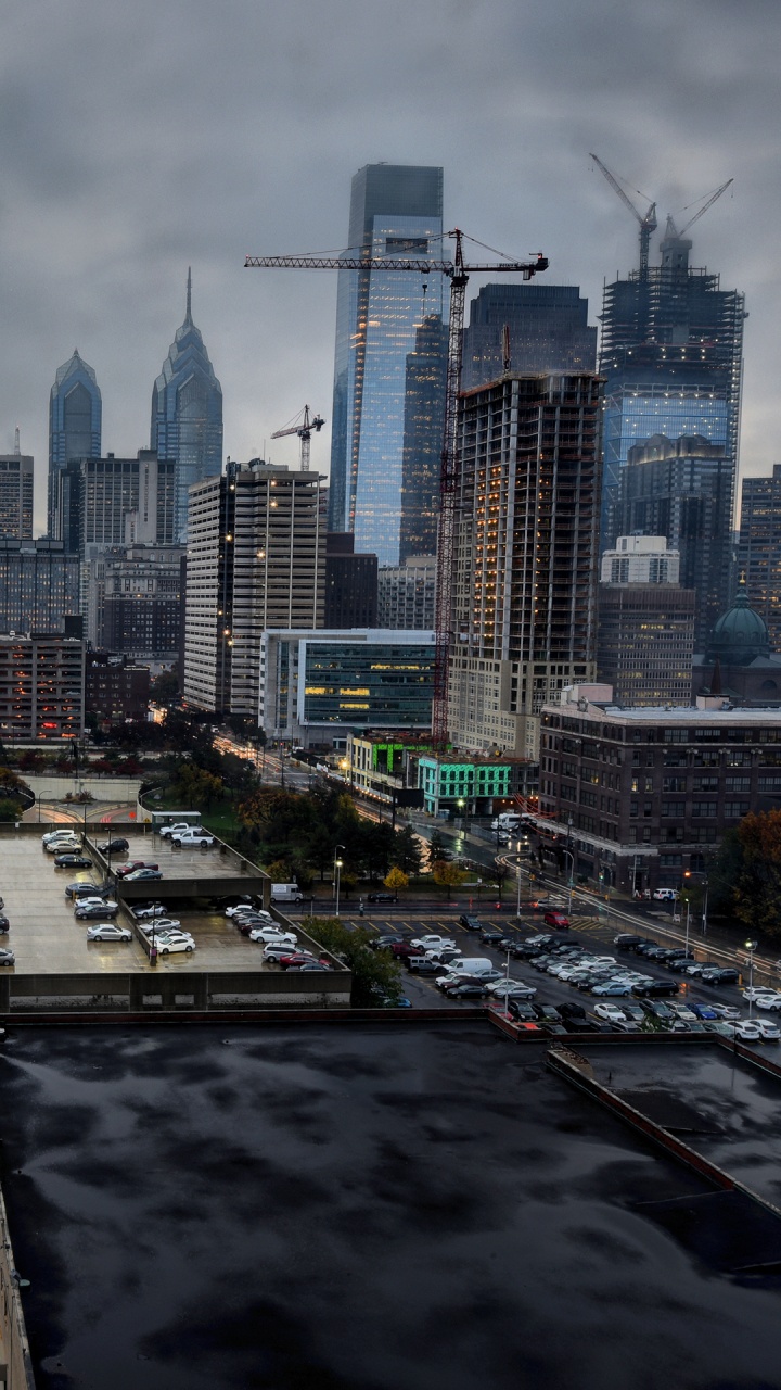 Обои небоскреб, здание, облако, легковые автомобили, вышка в разрешении 720x1280