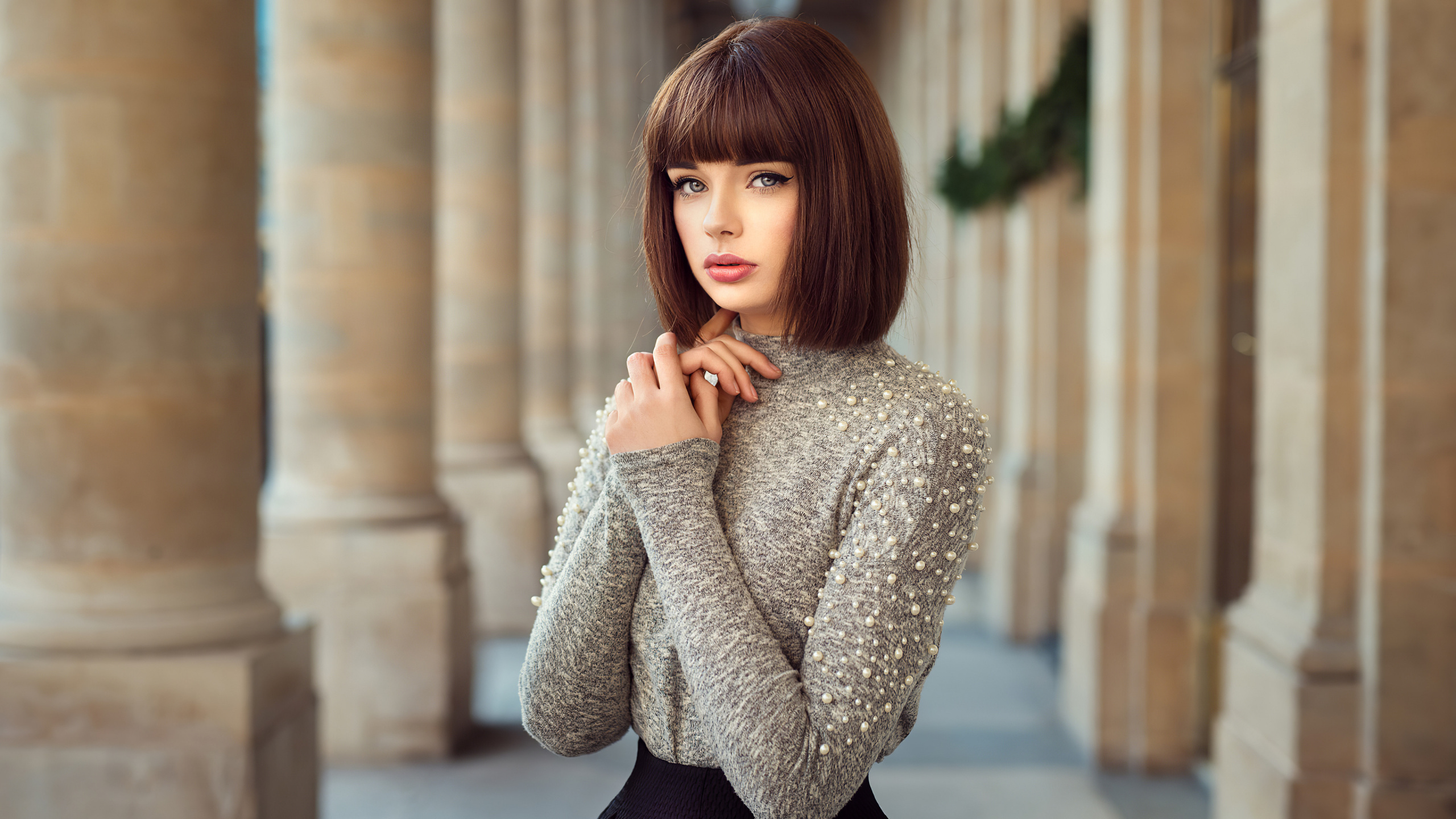 Обои прическа, волосы, губа, уличная мода, шея в разрешении 2560x1440