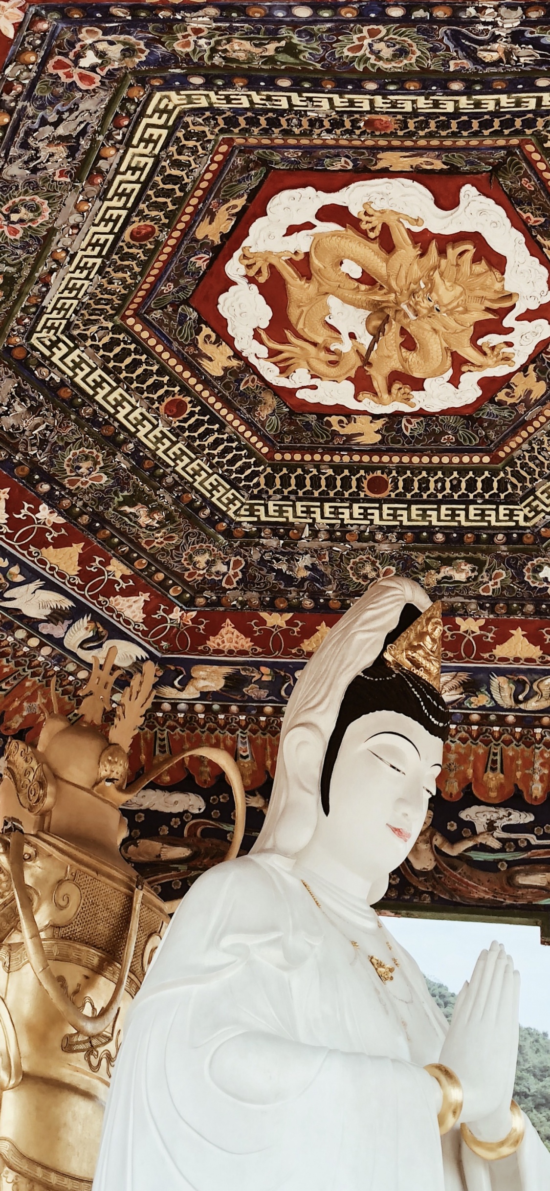 Обои Гонконг, Монастырь Десяти Тысяч Будд, ткань, скульптура, арт в разрешении 1125x2436