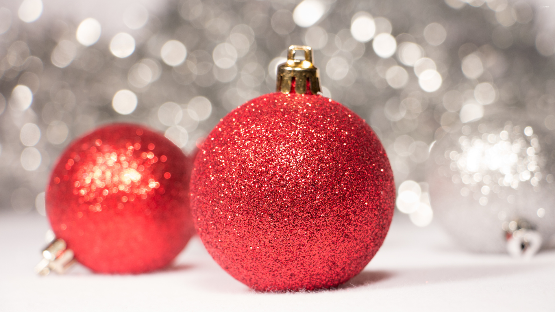 Обои блестящие украшения, рождественский орнамент, Рождественский день, орнамент, елка в разрешении 1920x1080