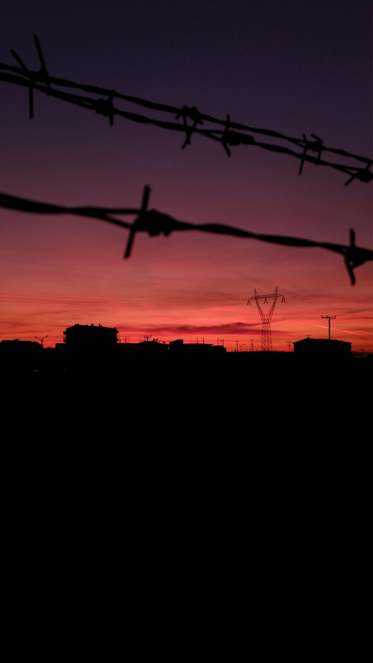 Обои воздушной линии электропередач, колючая проволока, наука, облако, атмосфера в разрешении 750x1334