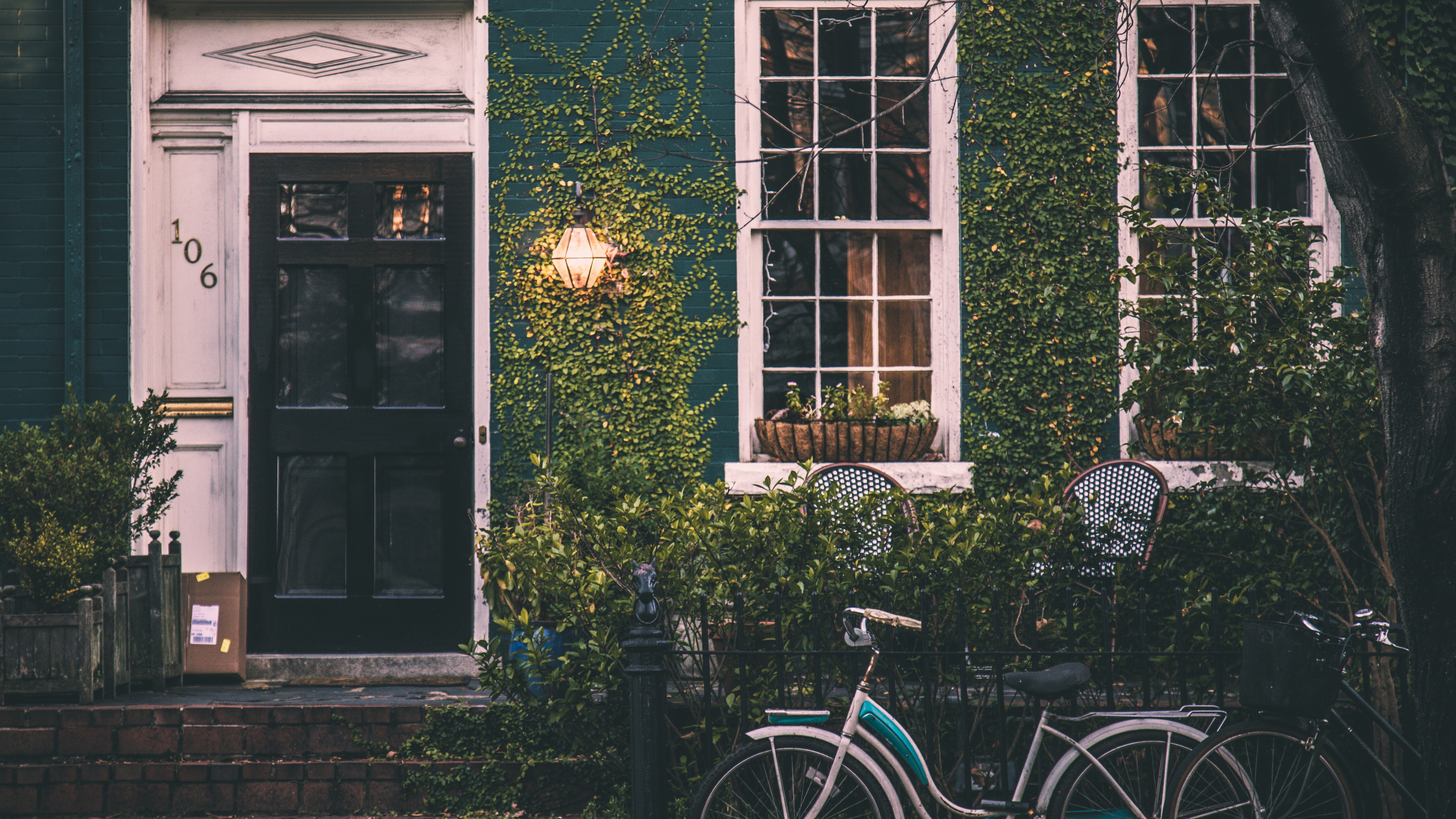 Обои велосипед, забор, окна в разрешении 3840x2160