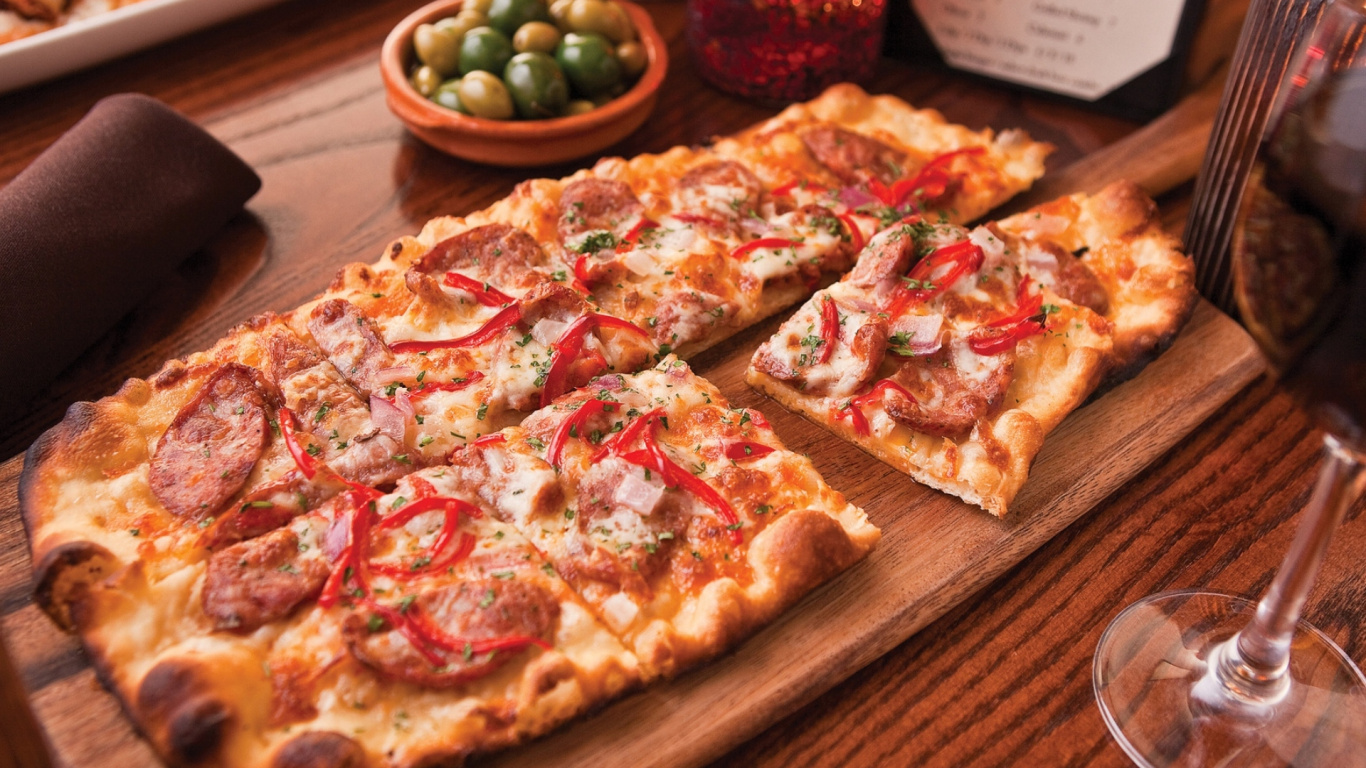 Обои пицца, итальянская кухня, салями, Кулинария, ресторан в разрешении 1366x768