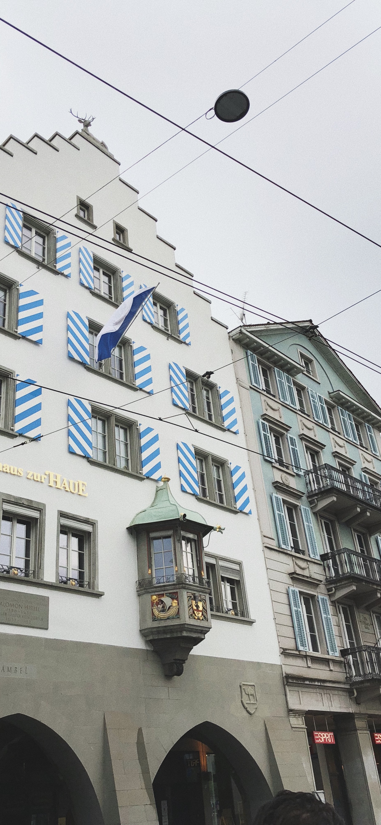 Обои архитектура, окно, соседство, городок, электричество в разрешении 1242x2688