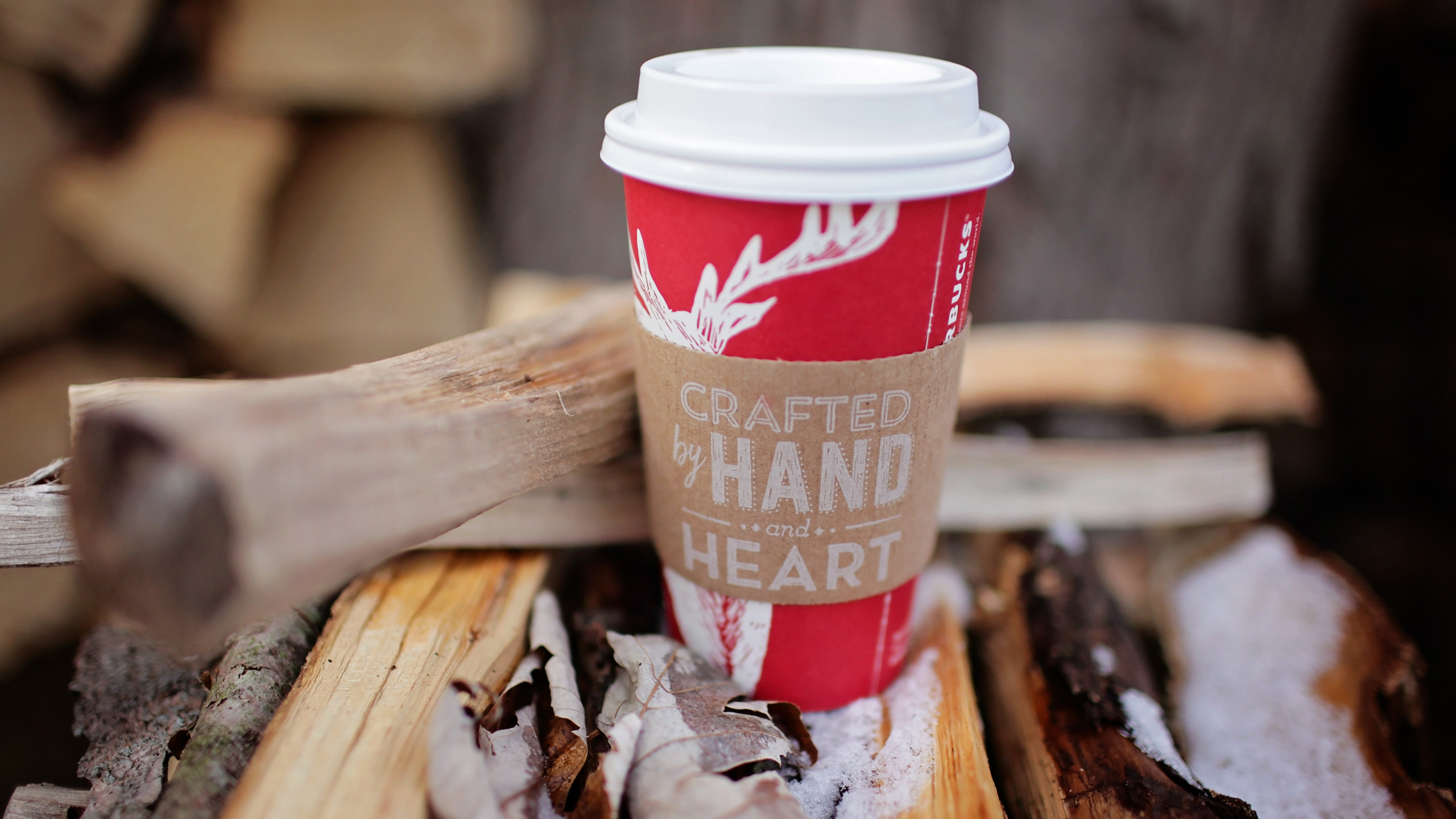 Обои кофе, горячий шоколад, старбеку, кофе эспрессо, древесина в разрешении 2560x1440