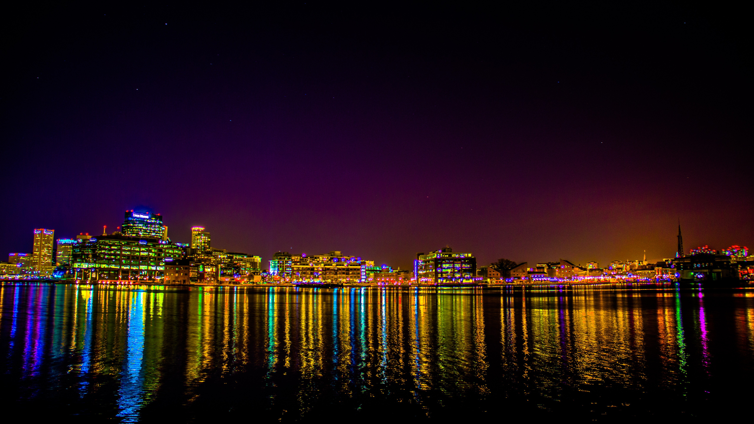 Обои ночь, отражение, городской пейзаж, город, метрополия в разрешении 2560x1440