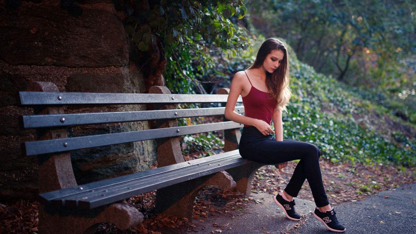 Обои сидящий, скамейка, Люди в природе, природа, красота в разрешении 1366x768