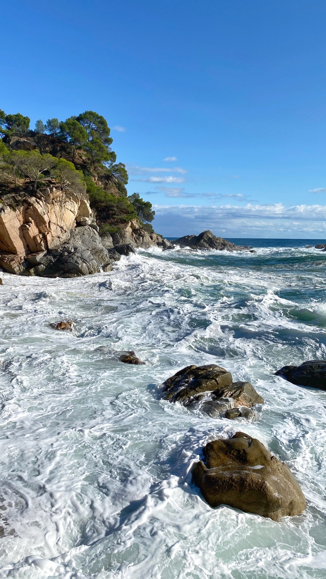 Обои побережье, водоем, рок, вода, океан в разрешении 1080x1920