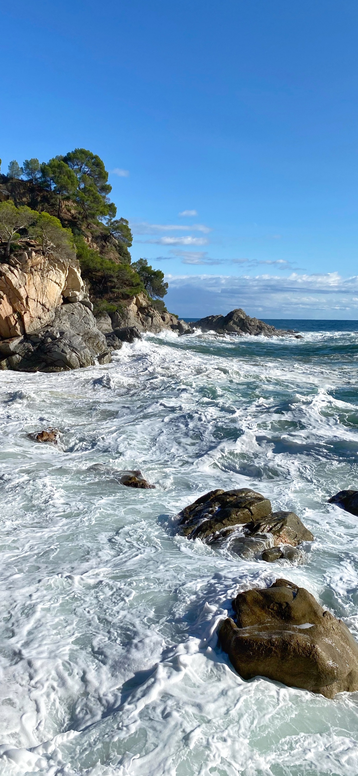 Обои побережье, водоем, рок, вода, океан в разрешении 1242x2688