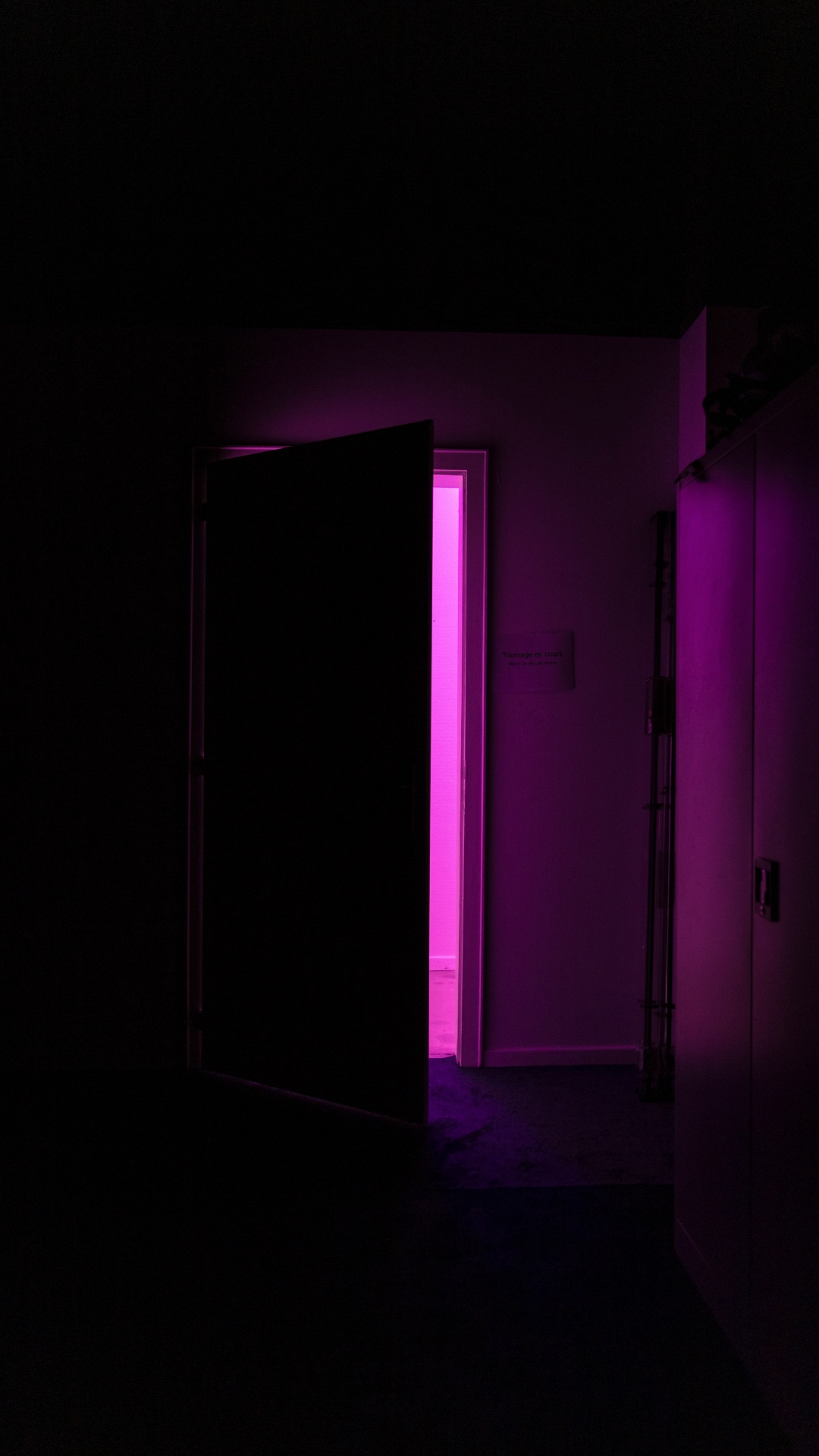 Обои темнота, пурпур, комната, освещение, свет в разрешении 1080x1920